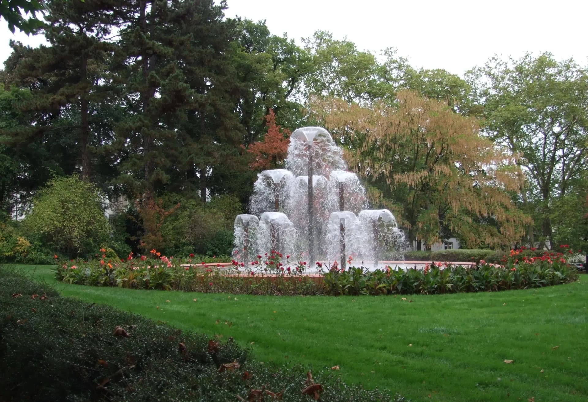 Springbrunnen im herbstlichen Kurpark Bad Homburg