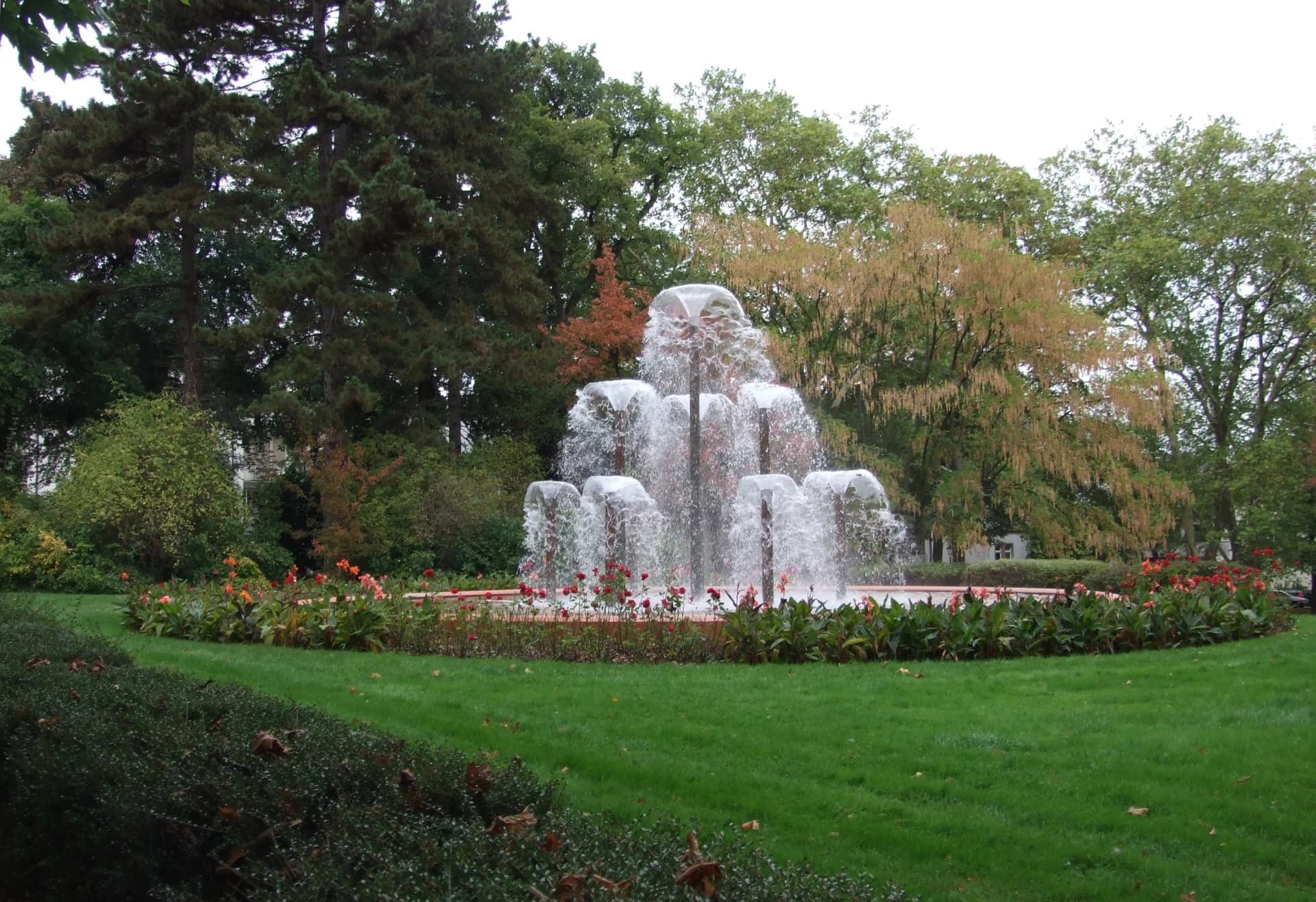 Springbrunnen im herbstlichen Kurpark Bad Homburg