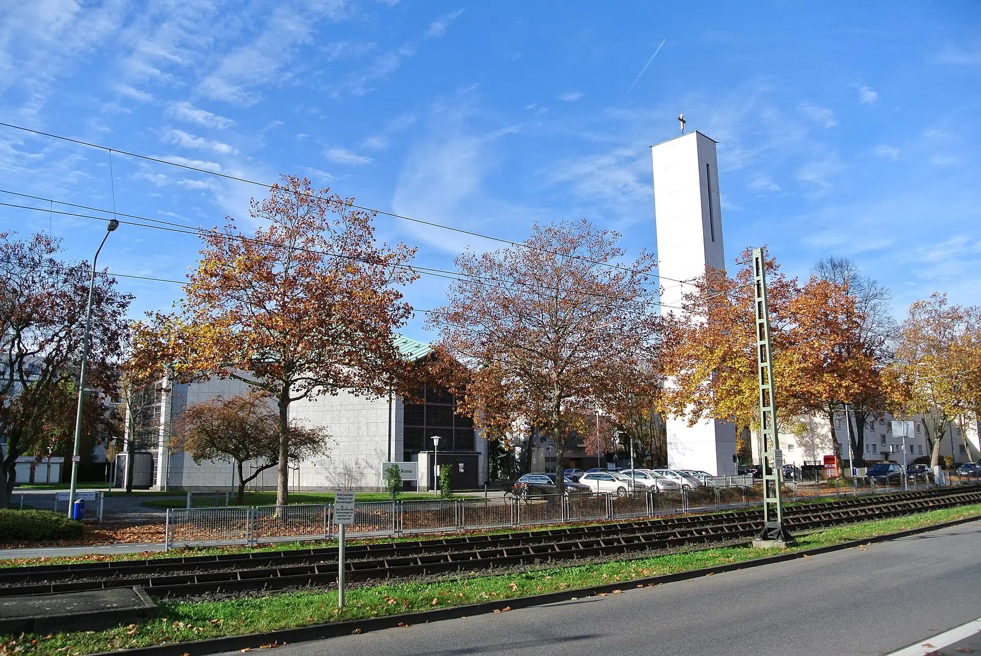 St.-Anna-Kirche mit Glockenturm in Frankfurt Hausen