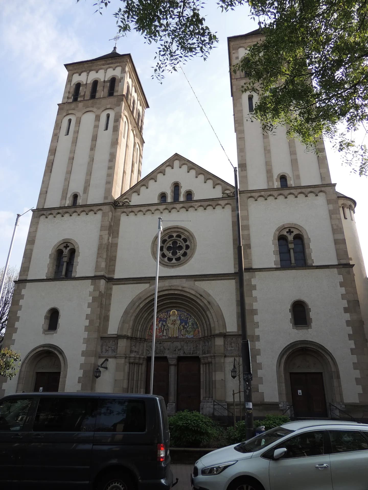 Doppelturmfassade der Kirche St. Bernhard im Frankfurter Nordend