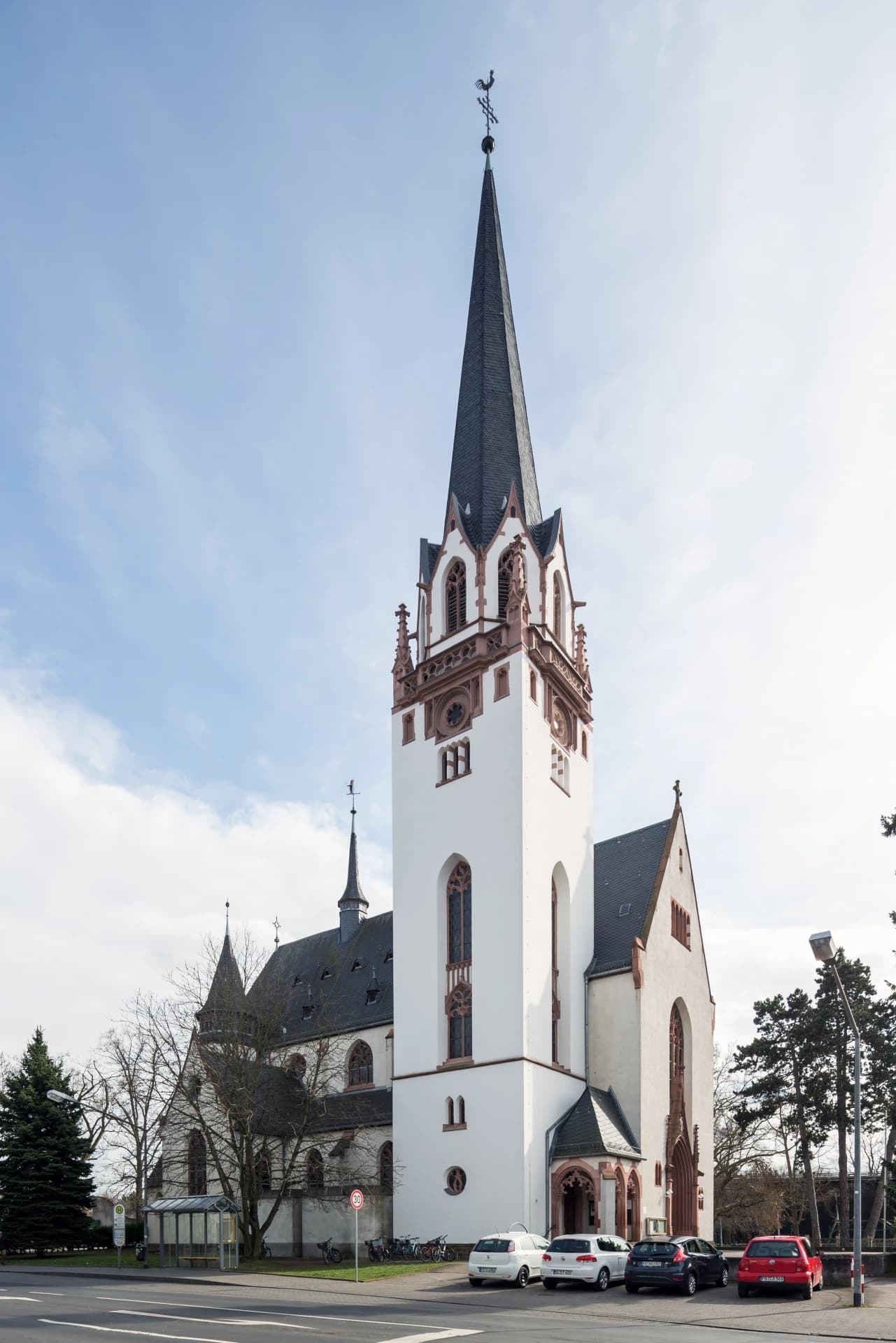 Katholische Kirche St. Bonifatius von Nordwesten in Bad Nauheim