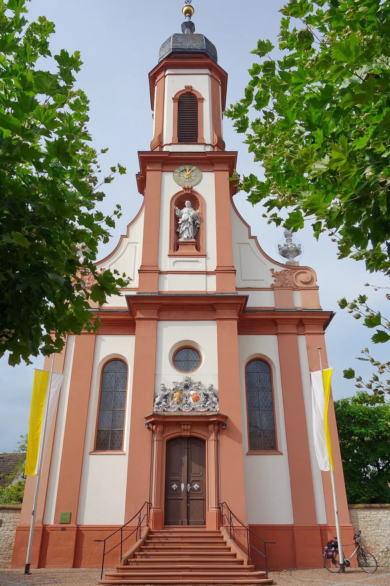 Fassade der Pfarrkirche St. Cäcilia in Heusenstamm