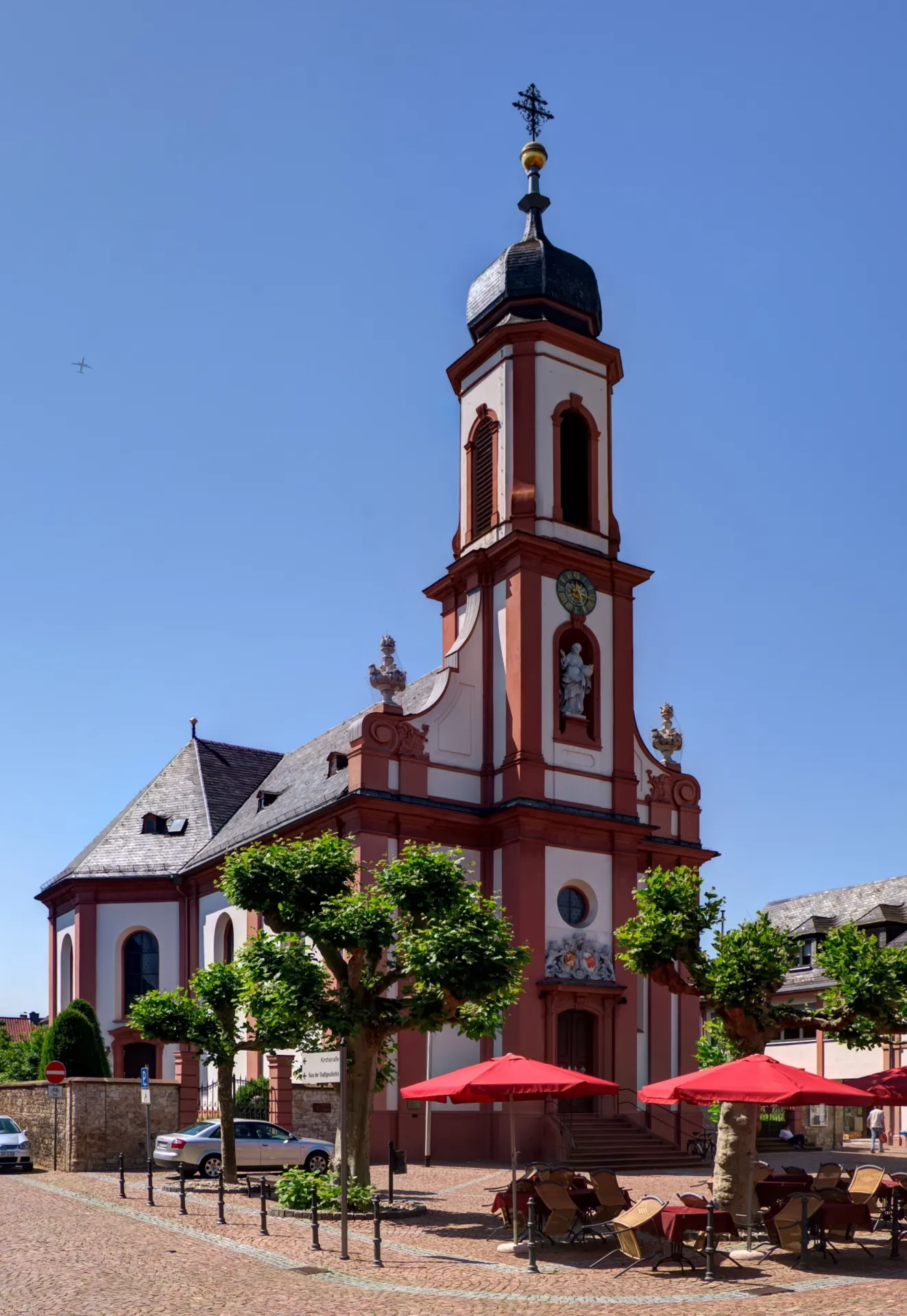 Kirchplatz an der Pfarrkirche St. Cäcilia in Heusenstamm