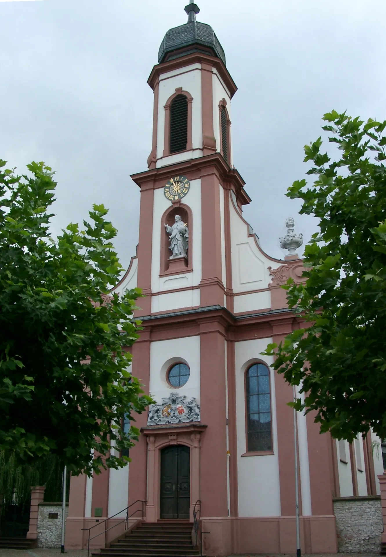 Turm der Pfarrkirche St. Cäcilia in Heusenstamm