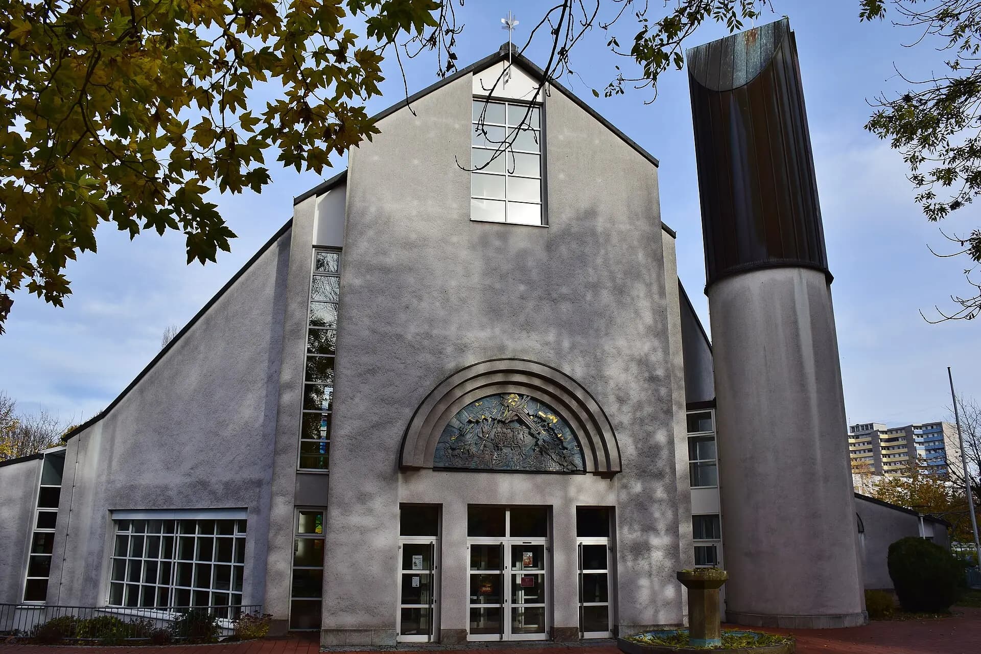 Eingangsfassade der Kirche St. Elisabeth in Offenbach-Lauterborn