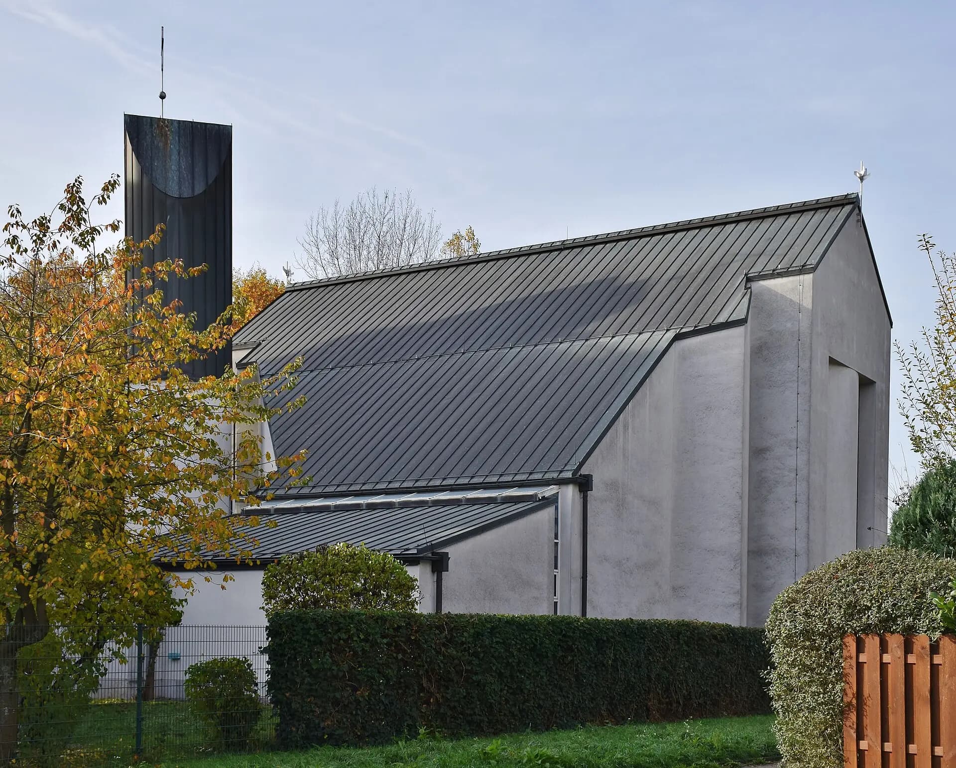 Seitenansicht der Kirche St. Elisabeth in Offenbach-Lauterborn