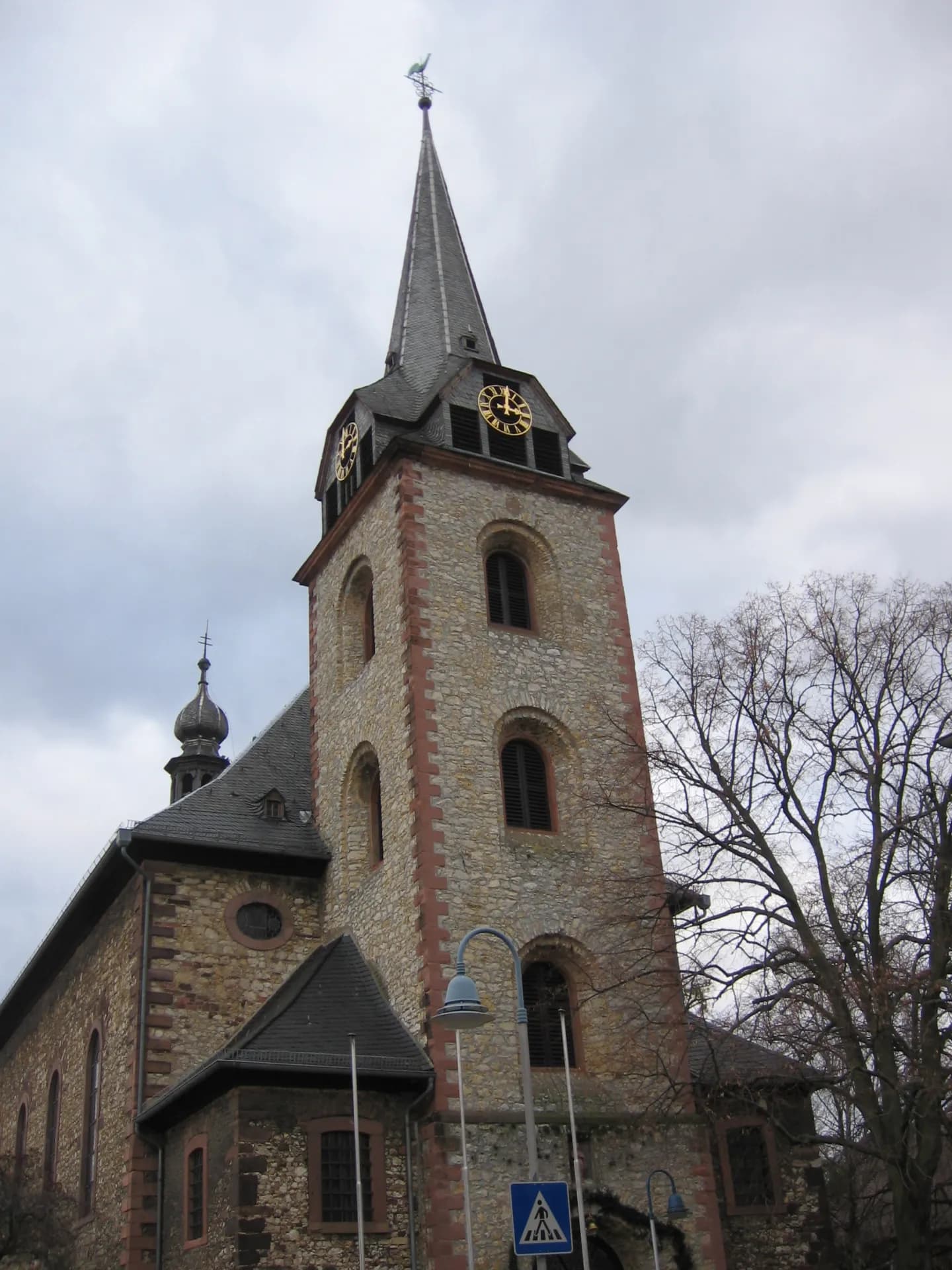 Turm der Pfarrkirche St. Gallus in Flörsheim am Main