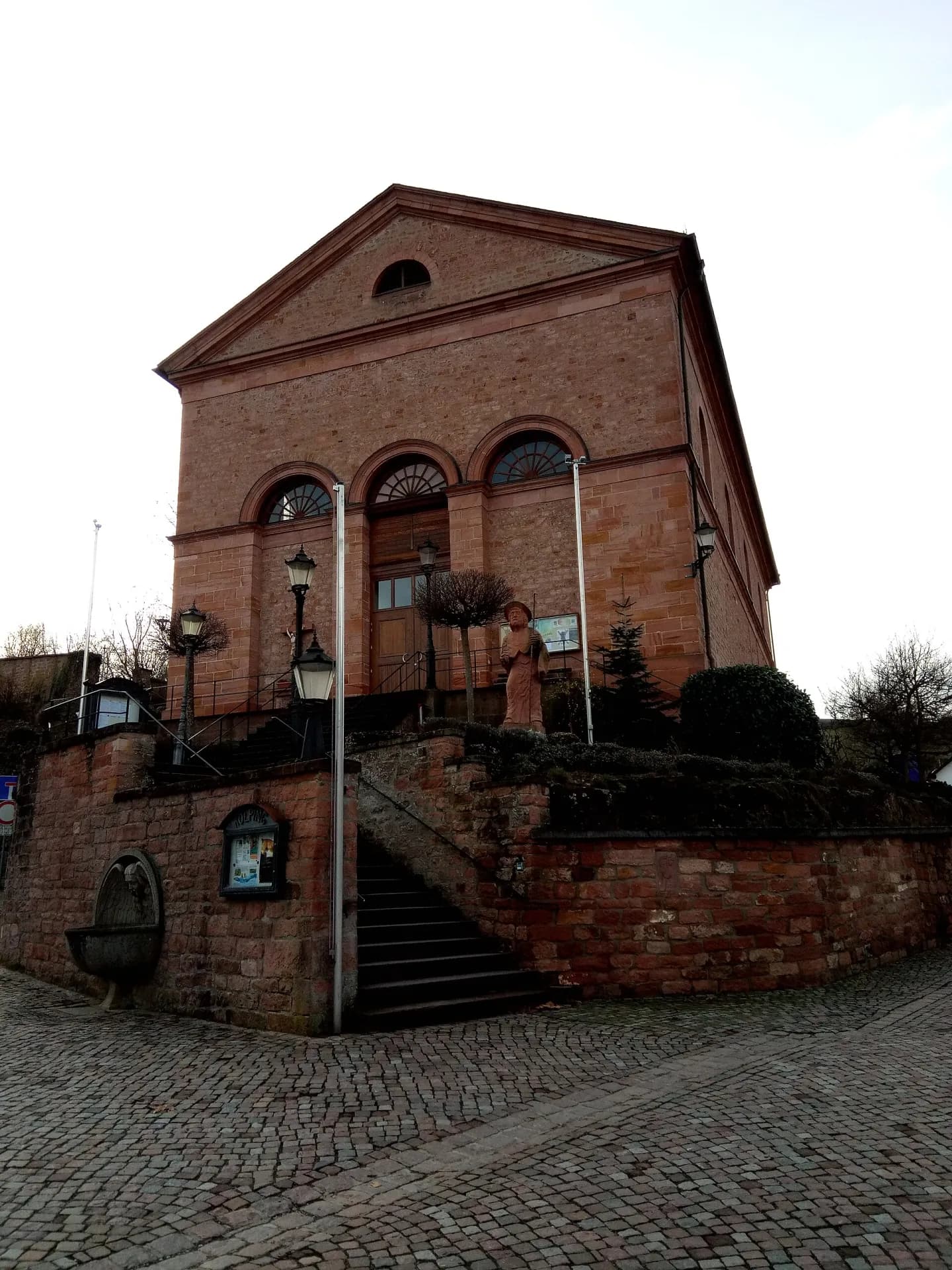 Katholische Pfarrkirche St. Jakob mit Freitreppe in Leidersbach