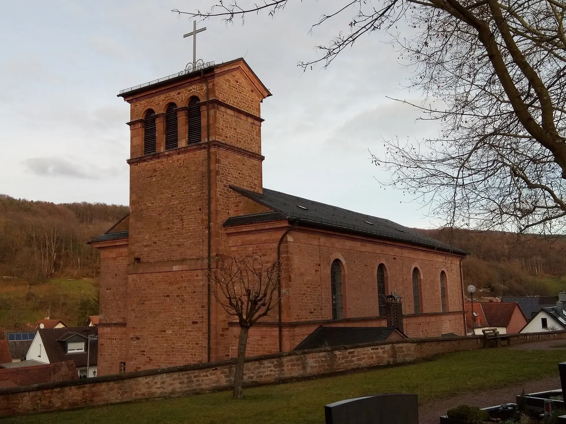 Pfarrkirche St. Jakob vor der Spessartkulisse in Leidersbach