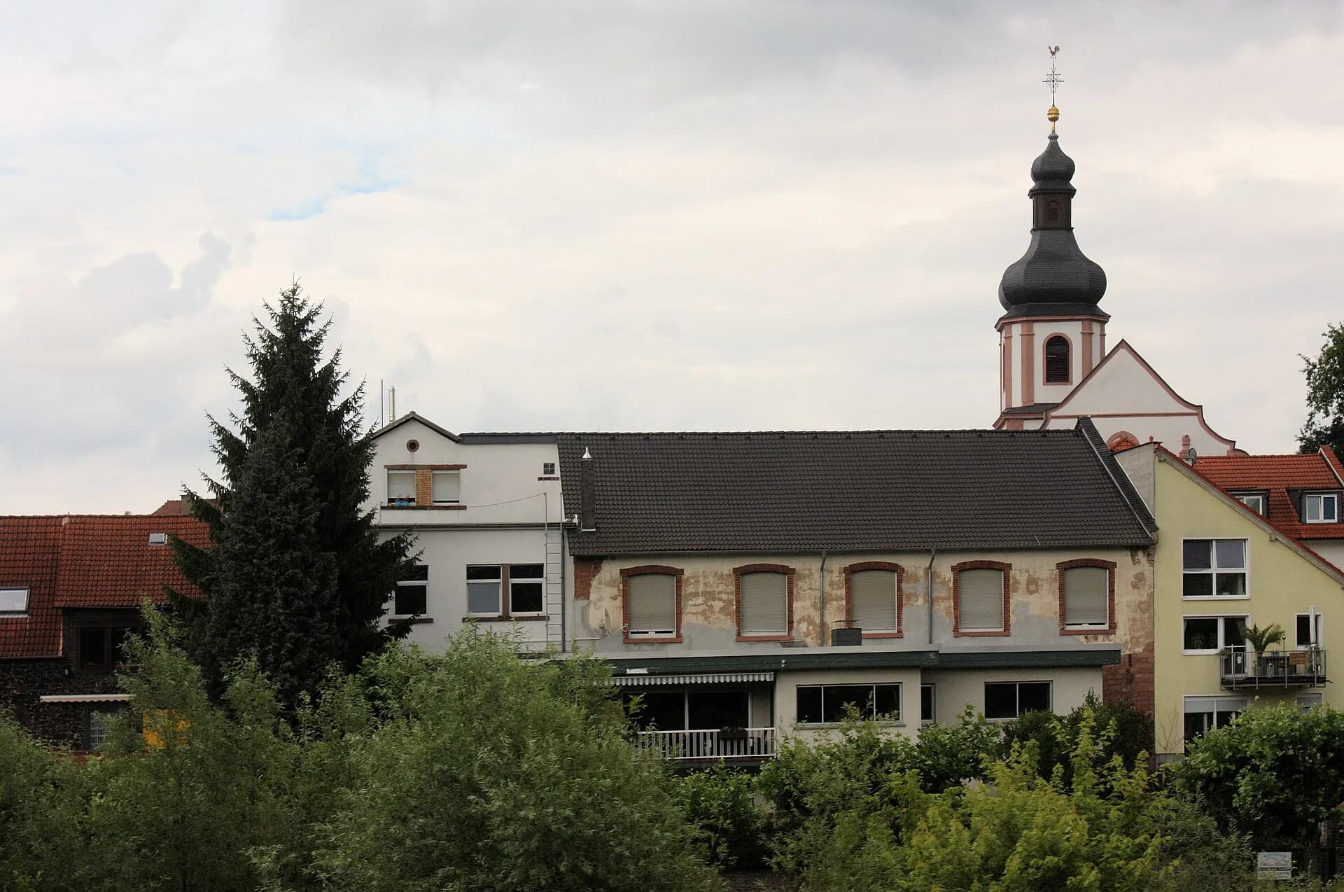 Kirche St. Jakobus und Wohnhaus an der Alten Langgasse in Hanau-Großauheim