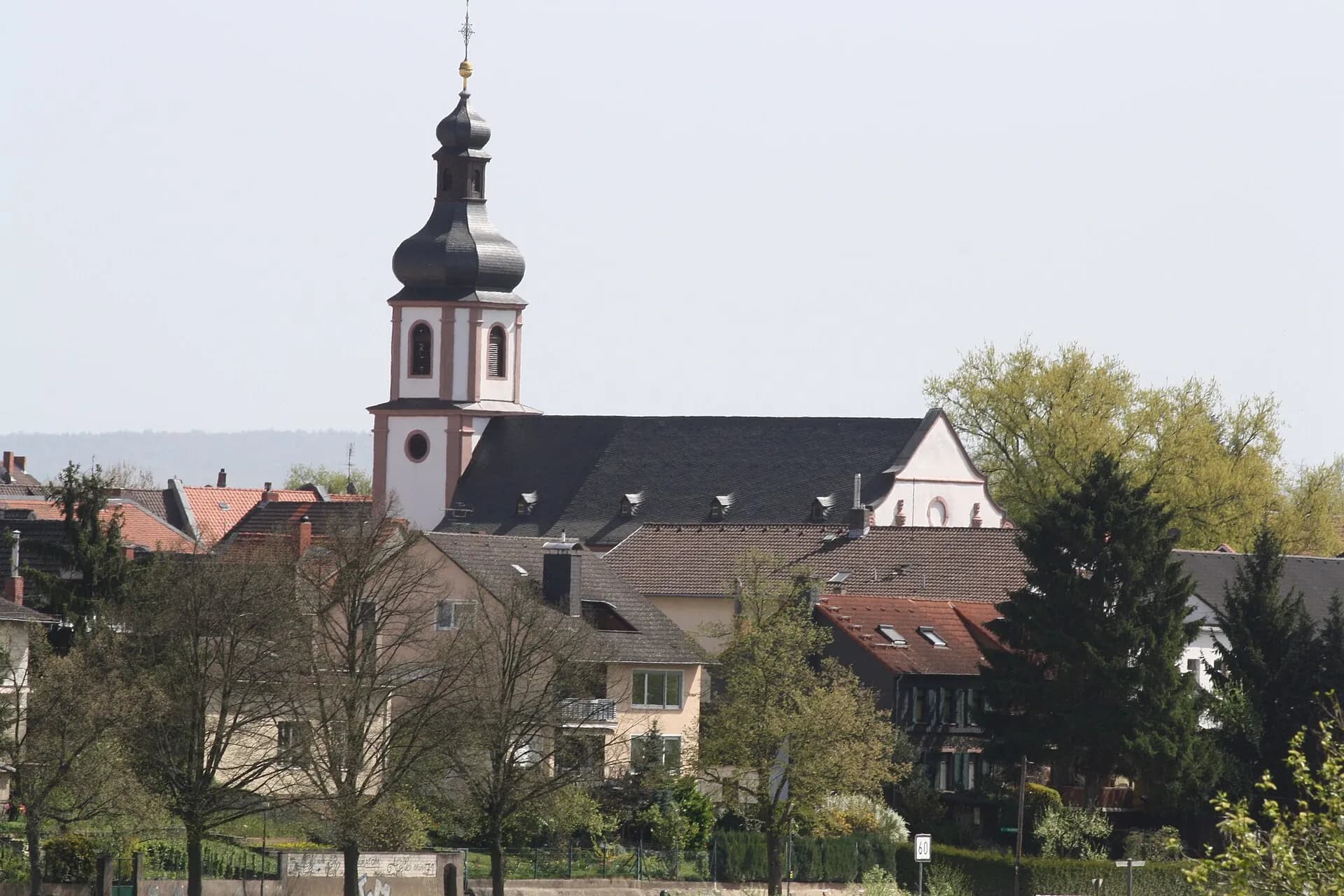 Kirche St. Jakobus über den Dächern von Hanau-Großauheim