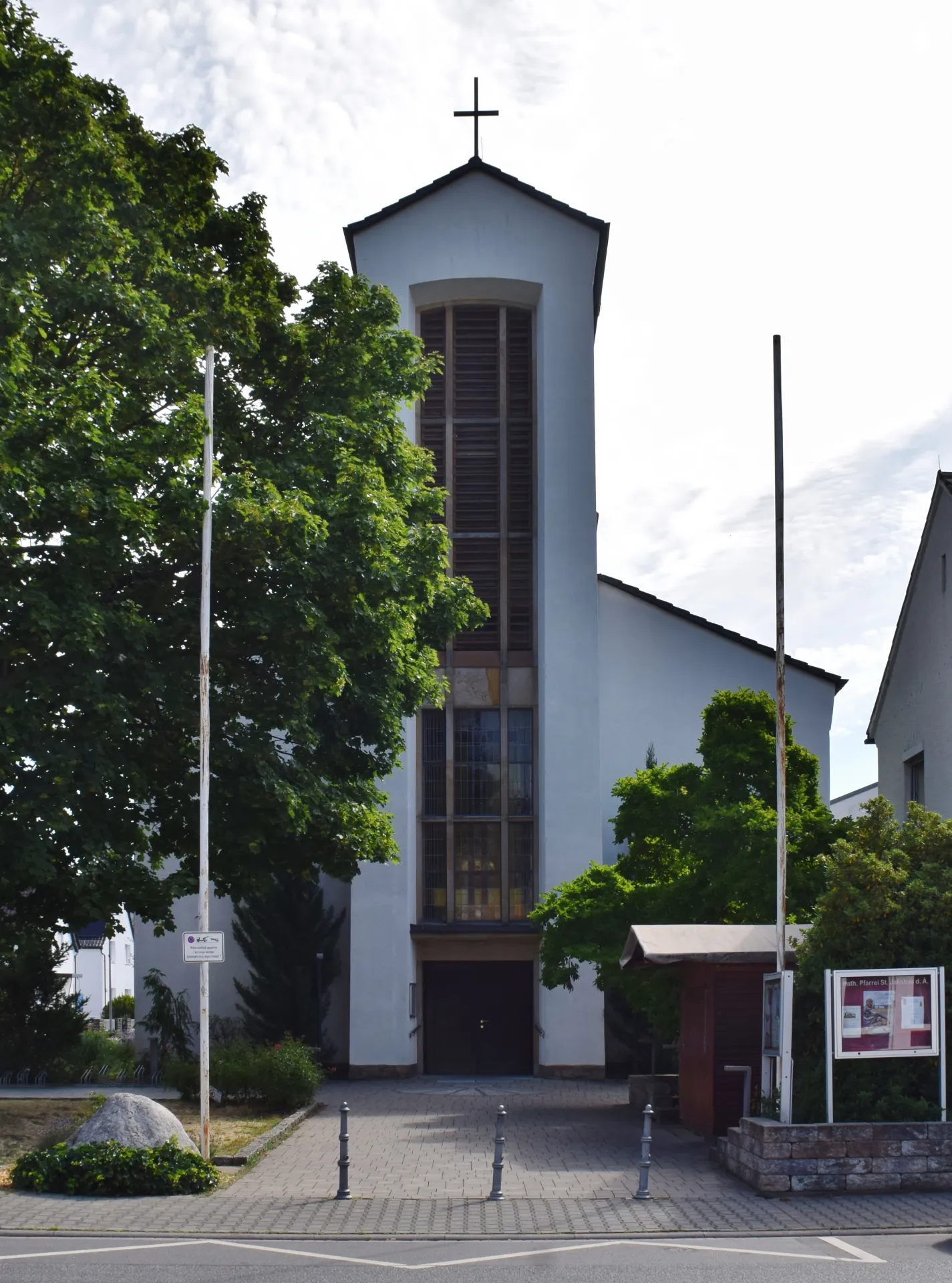 Eingangsfront der katholischen Kirche St. Jakobus der Ältere in Nauheim