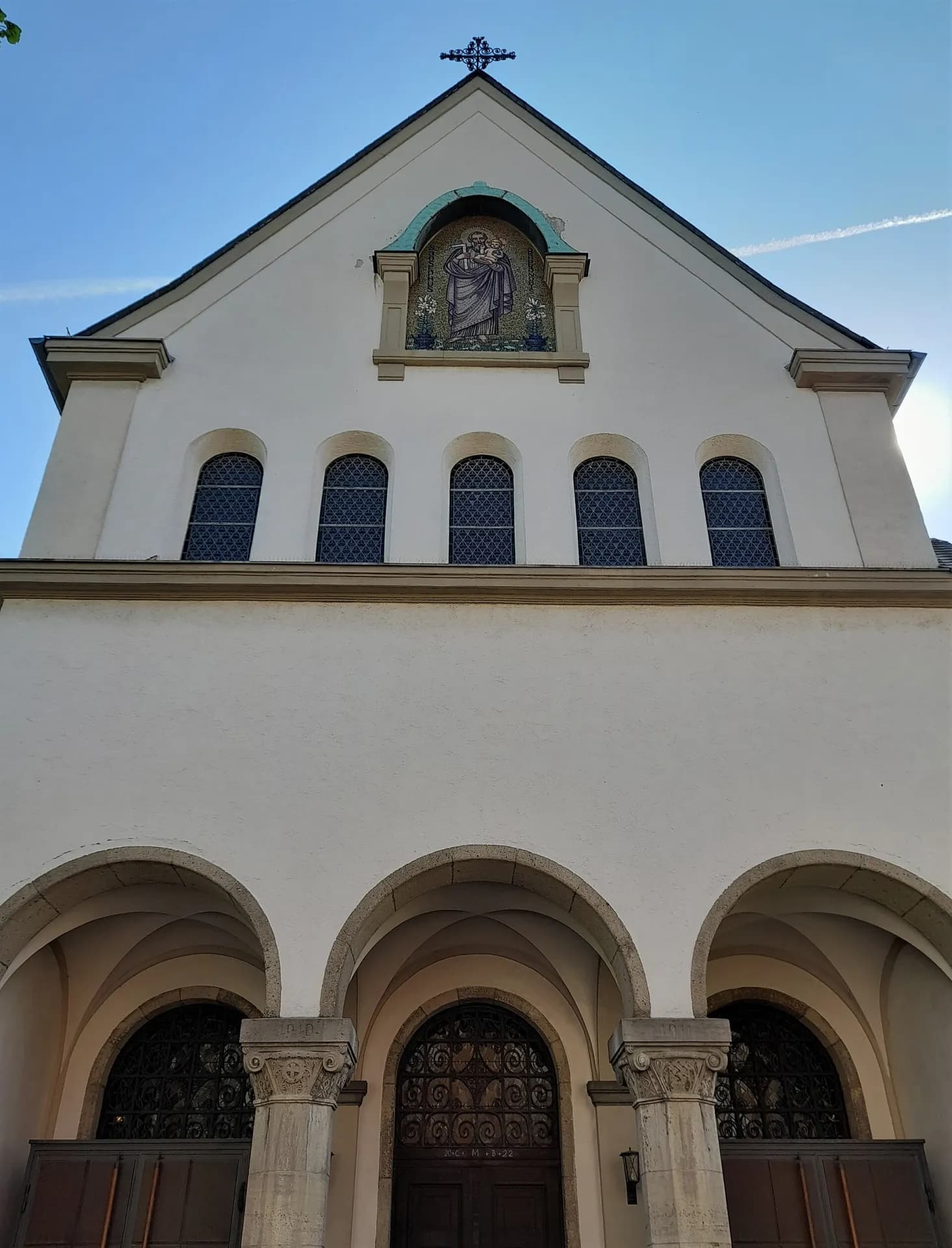 Eingangsportal der Kirche St. Josef in Neu-Isenburg