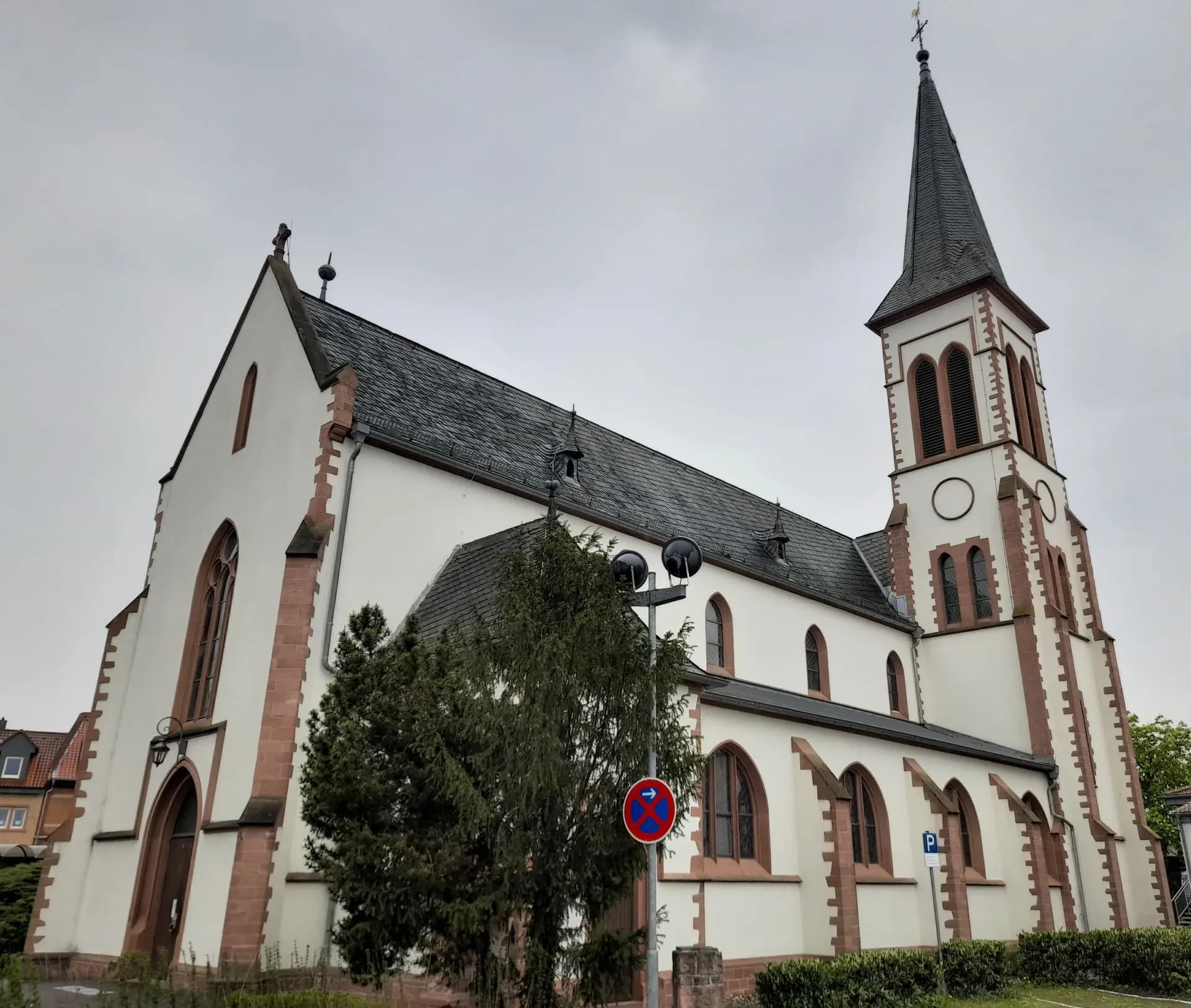 Nordansicht von St. Josef im Obertshausener Stadtteil Hausen