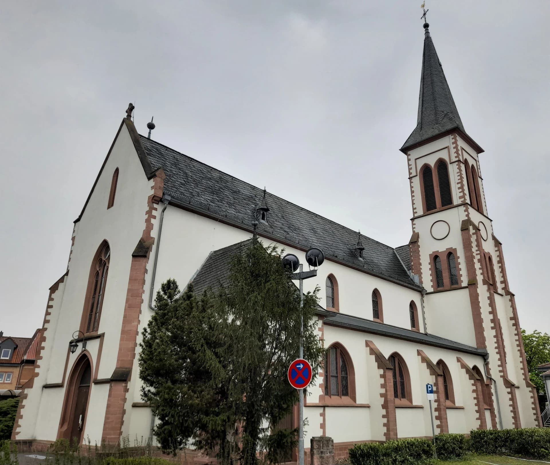 Nordansicht von St. Josef im Obertshausener Stadtteil Hausen