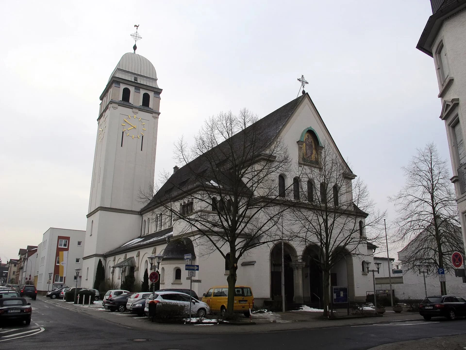 Kirche St. Josef von der Seite in Neu-Isenburg