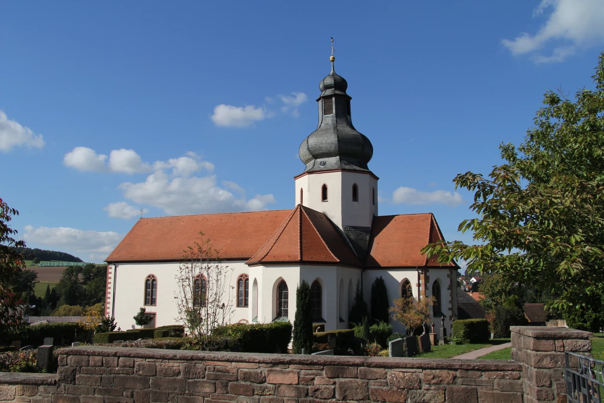 Kirche St. Katharina mit Friedhofsmauer in Schöllkrippen-Ernstkirchen