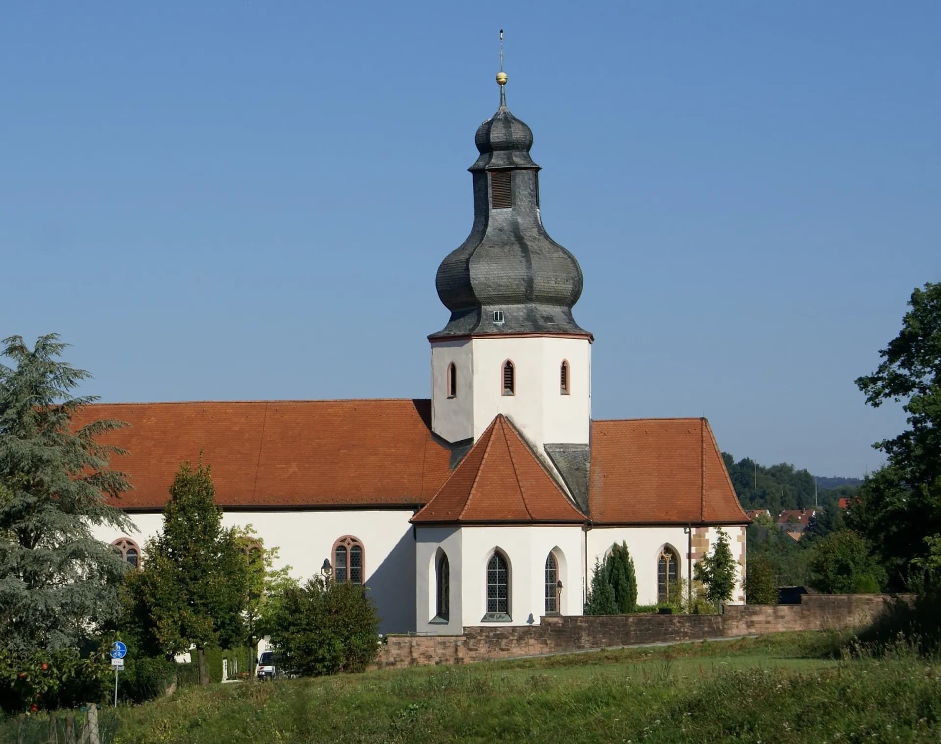 Kirche St. Katharina am Ortsrand von Schöllkrippen-Ernstkirchen