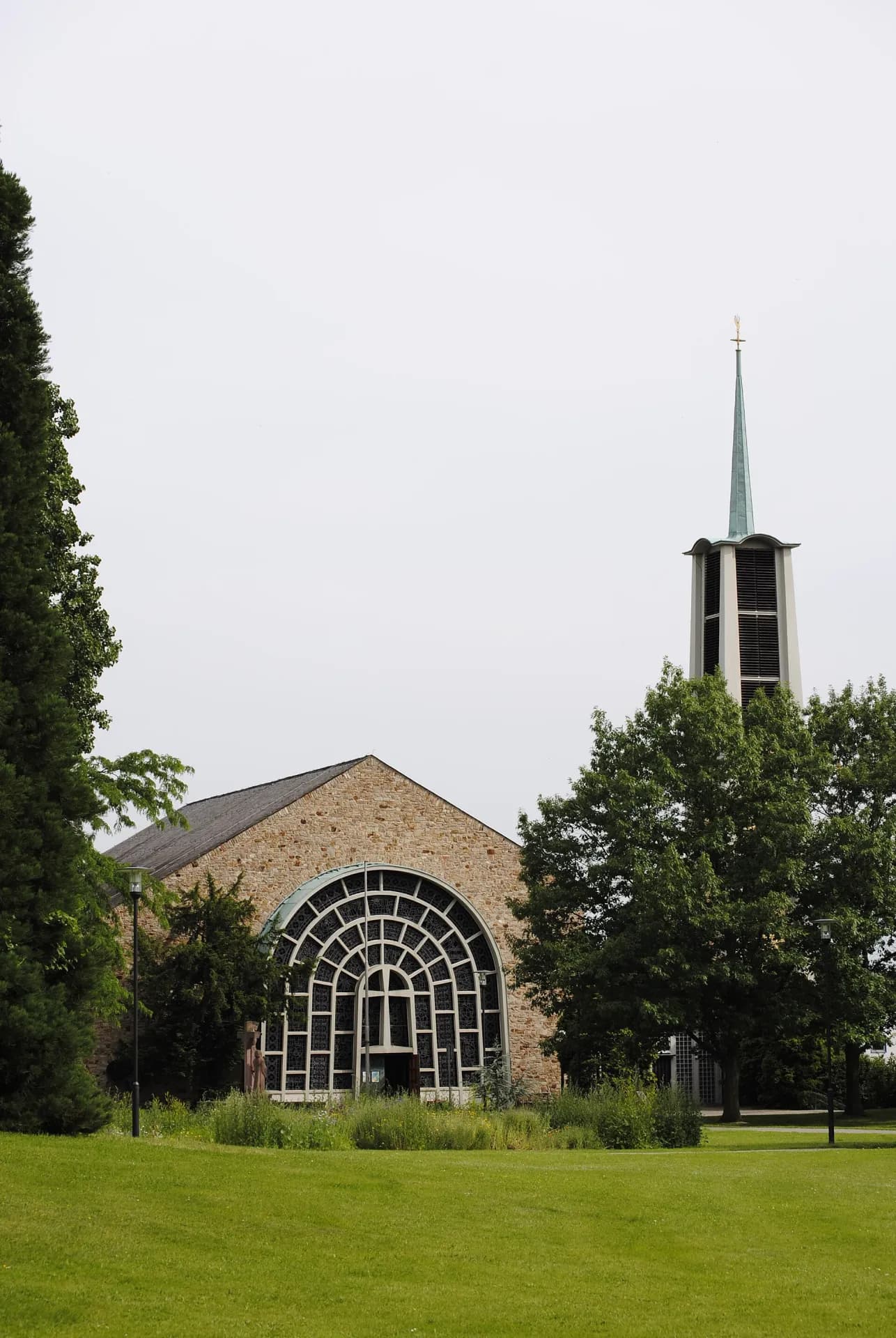 St. Katharina über der Kurparkwiese in Bad Soden am Taunus