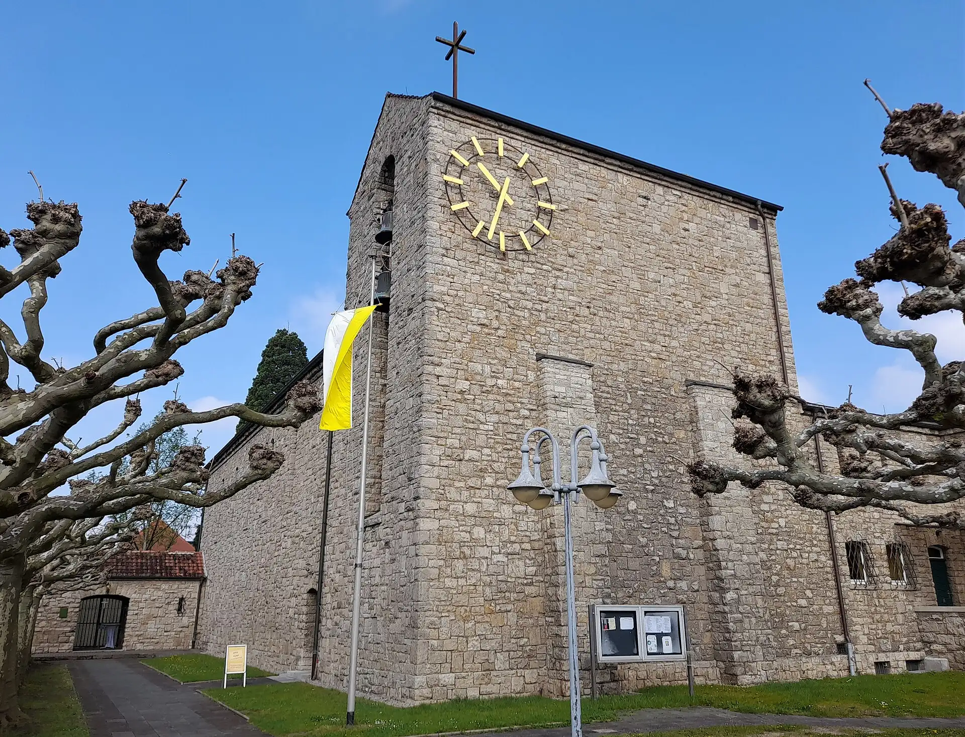 Frontansicht der Kirche St. Laurentius in Dreieich-Sprendlingen