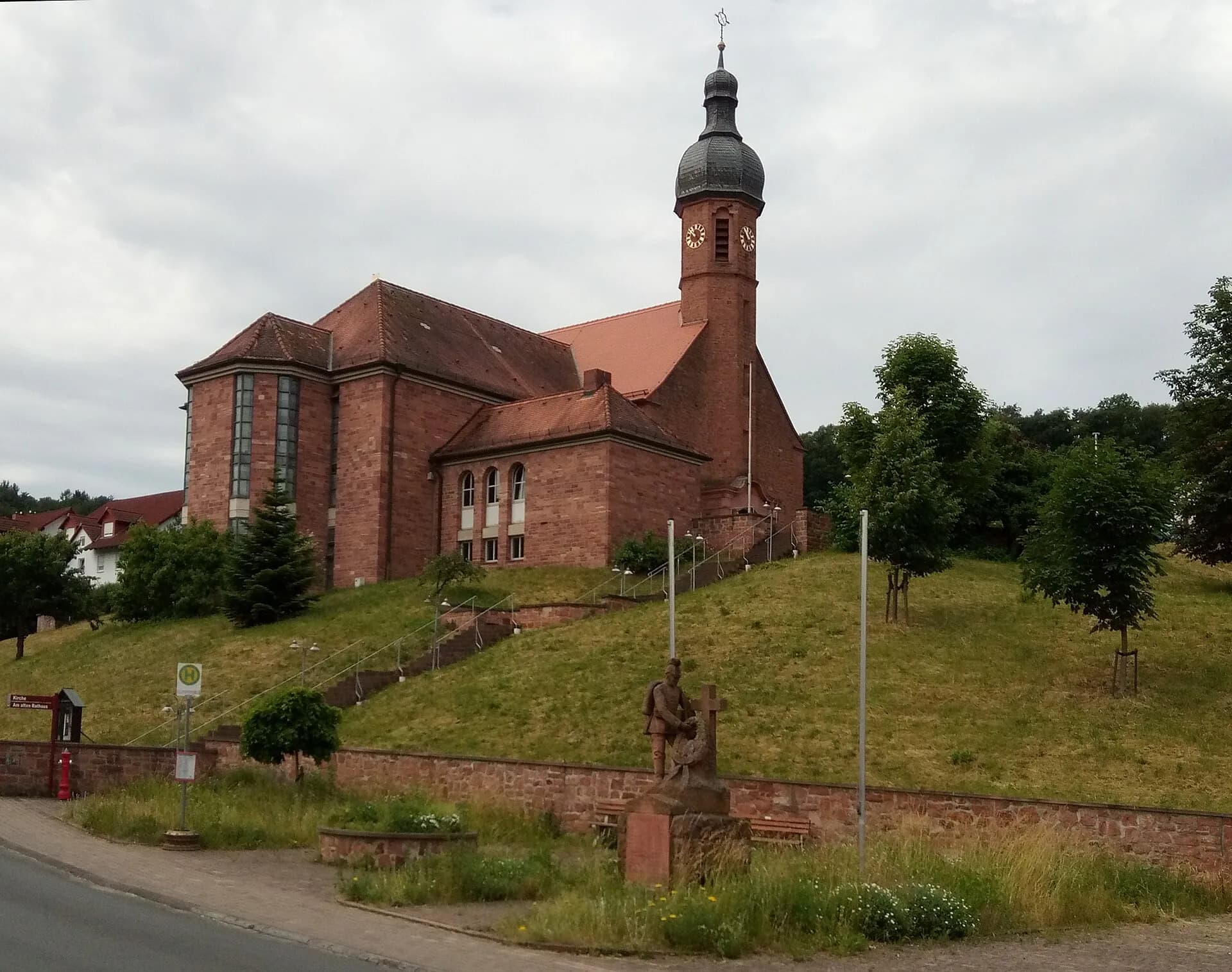 Kirche St. Laurentius über dem Ortsteil Roßbach in Leidersbach