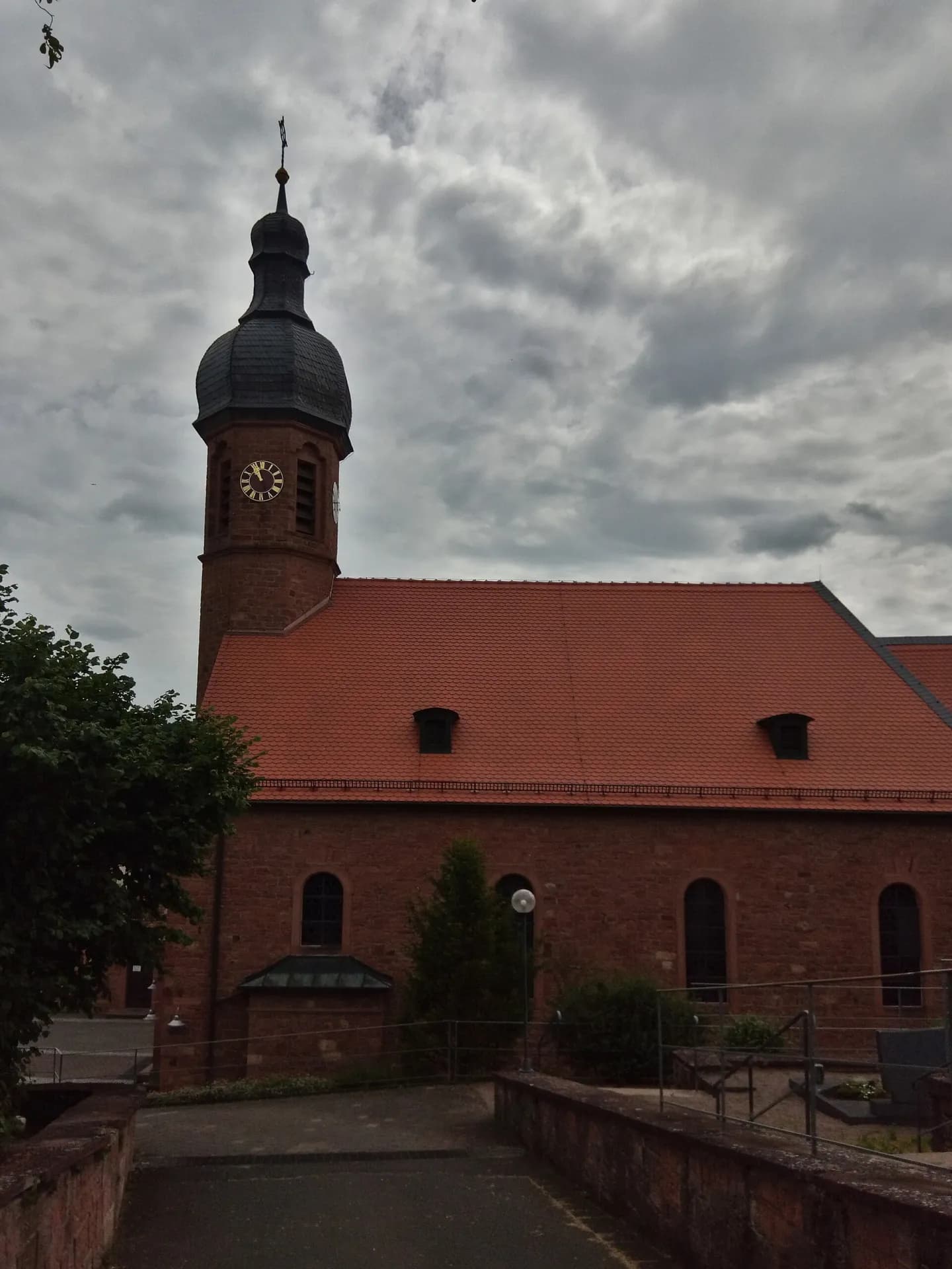 Kirche St. Laurentius von der Straßenseite im Ortsteil Roßbach in Leidersbach
