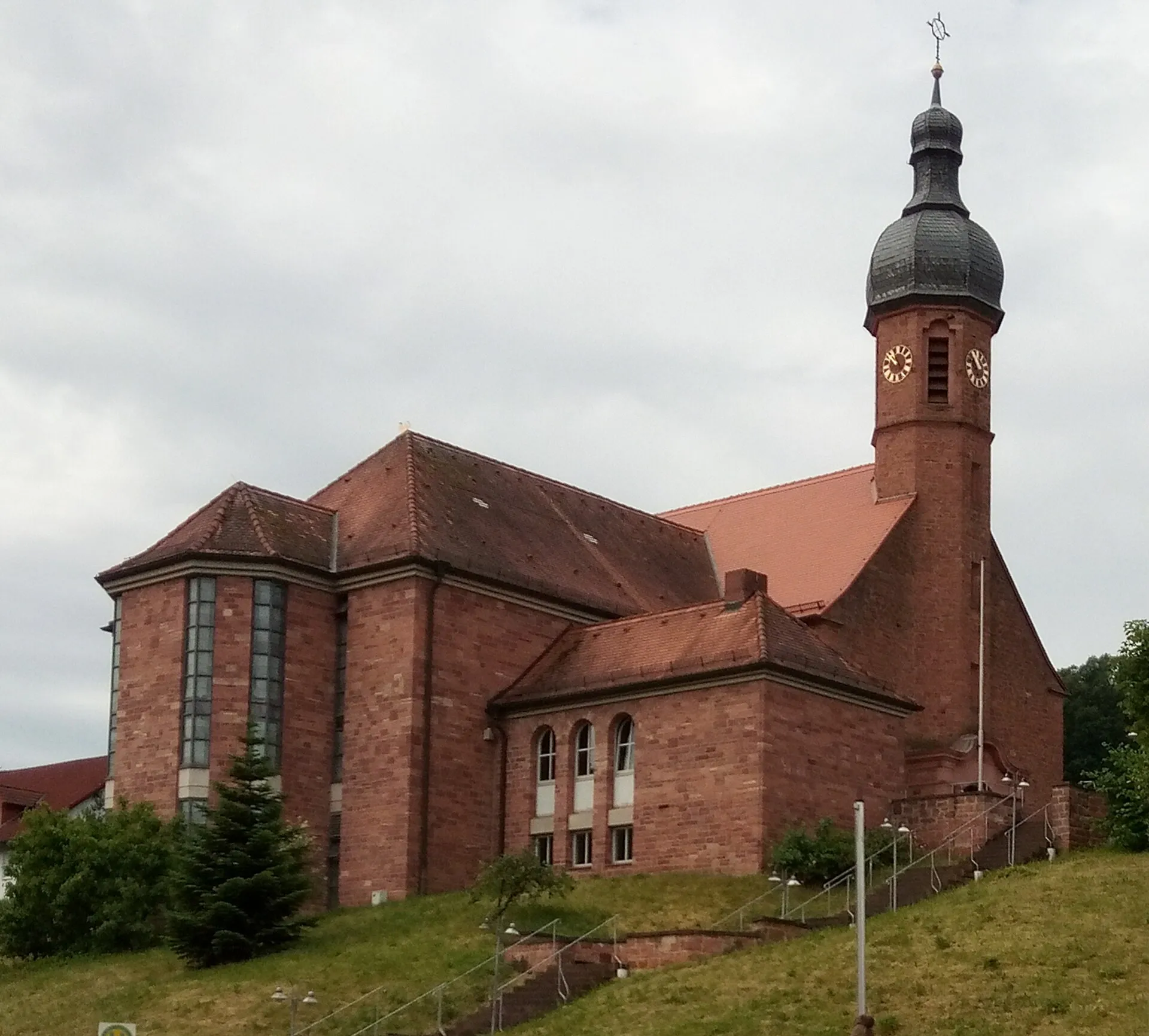 Südseite der Kirche St. Laurentius im Ortsteil Roßbach in Leidersbach