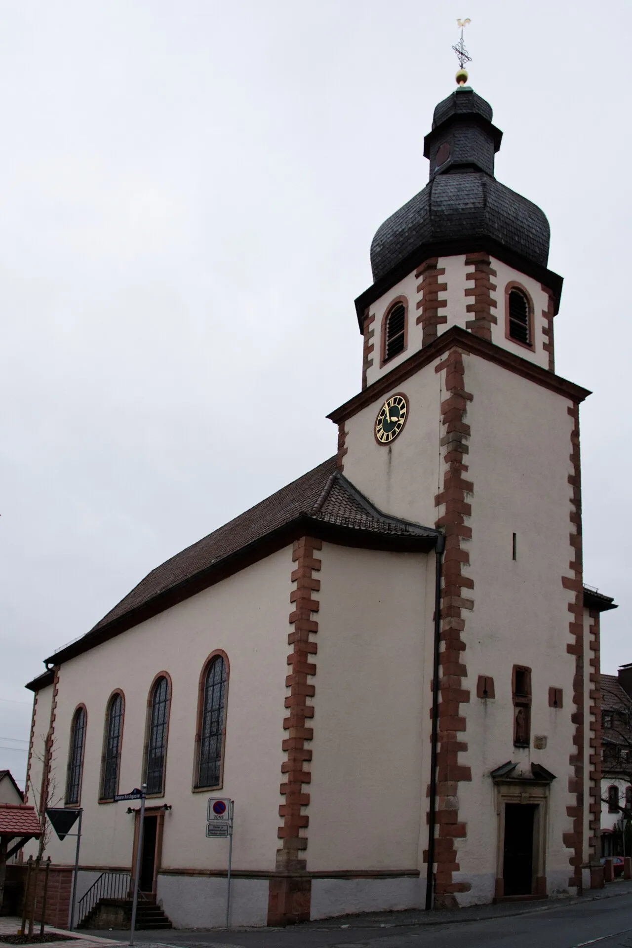 Turm der Pfarrkirche St. Leonhard in Stockstadt am Main