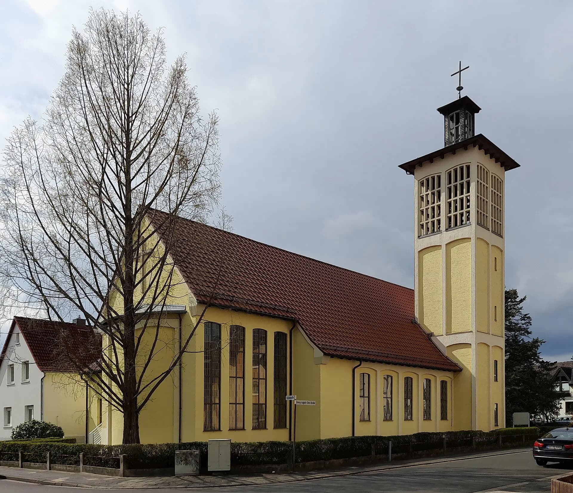 Straßenansicht der Kirche St. Marien in Rodgau-Dudenhofen