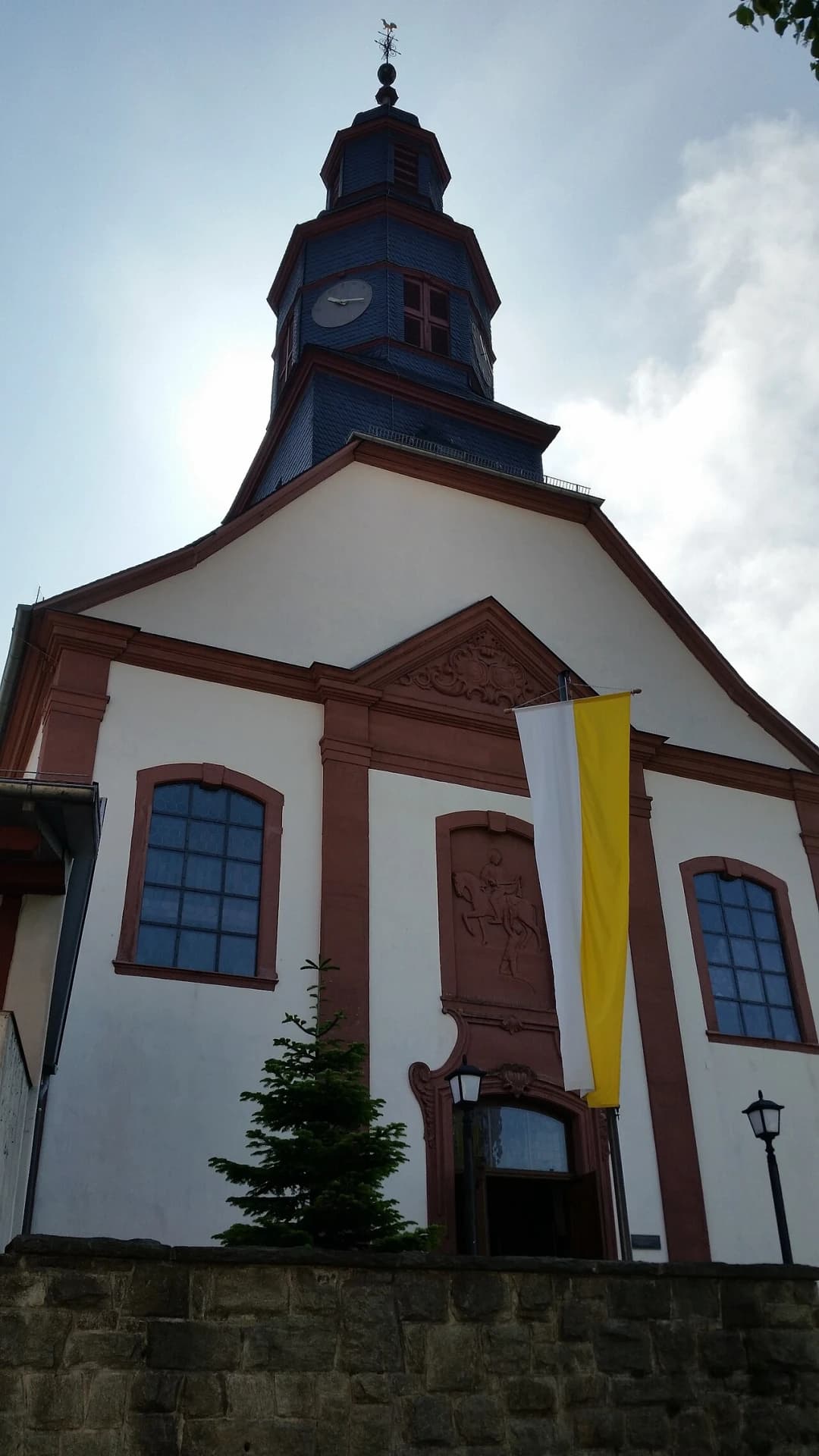 Eingangsfassade der Kirche St. Martin in Bad Homburg-Ober-Erlenbach