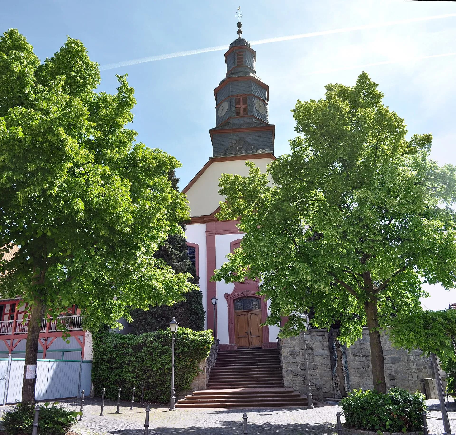 Kirchplatz an St. Martin in Bad Homburg-Ober-Erlenbach
