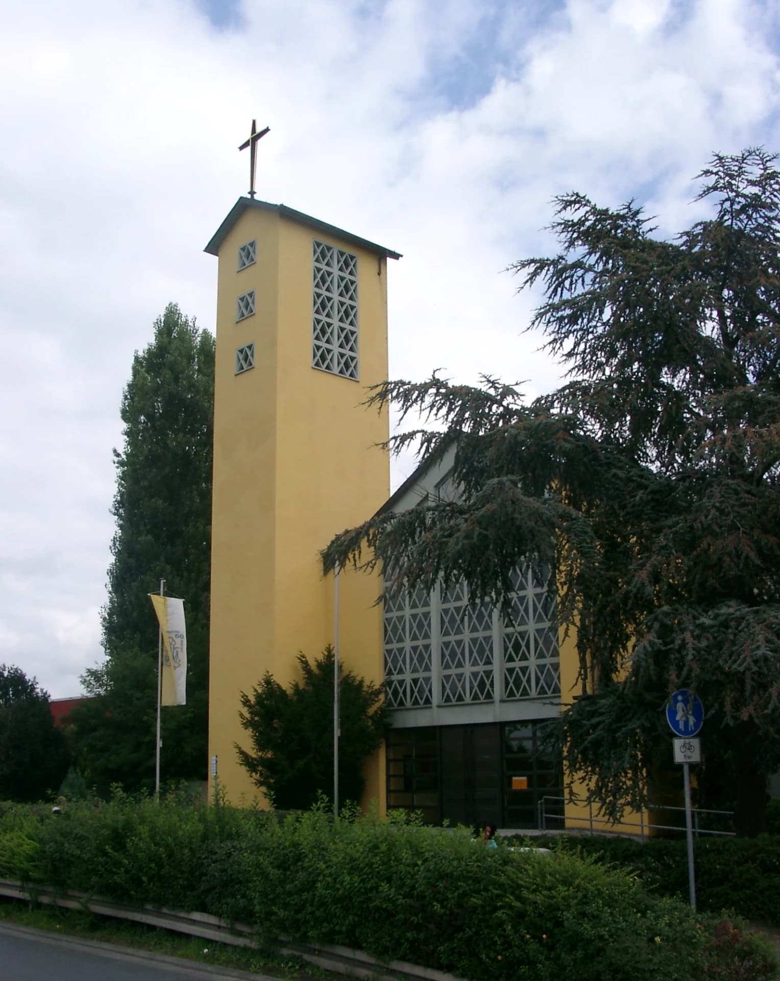 Kirchturm der katholischen Kirche St. Martin in Dietzenbach