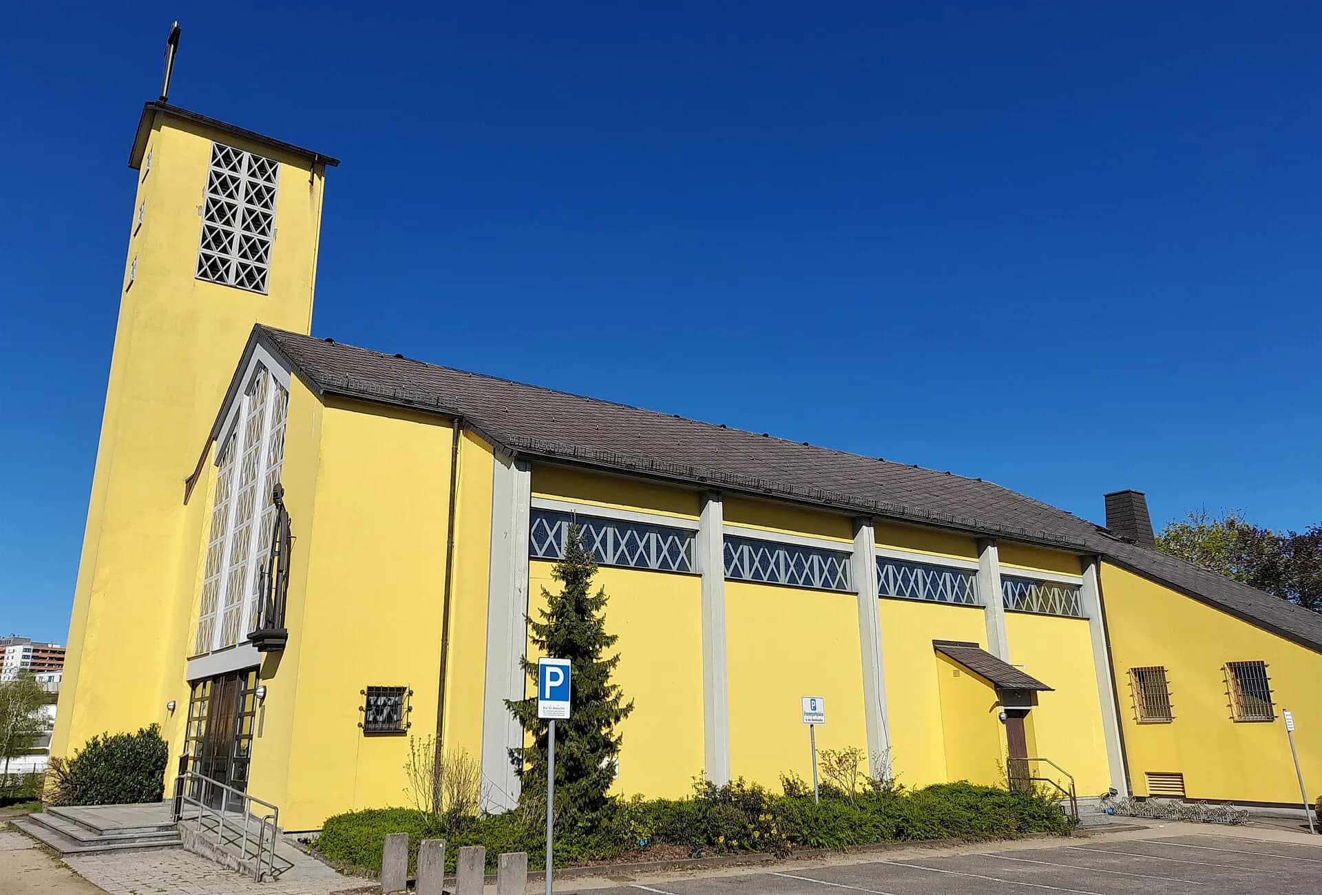 Südansicht der katholischen Kirche St. Martin in Dietzenbach