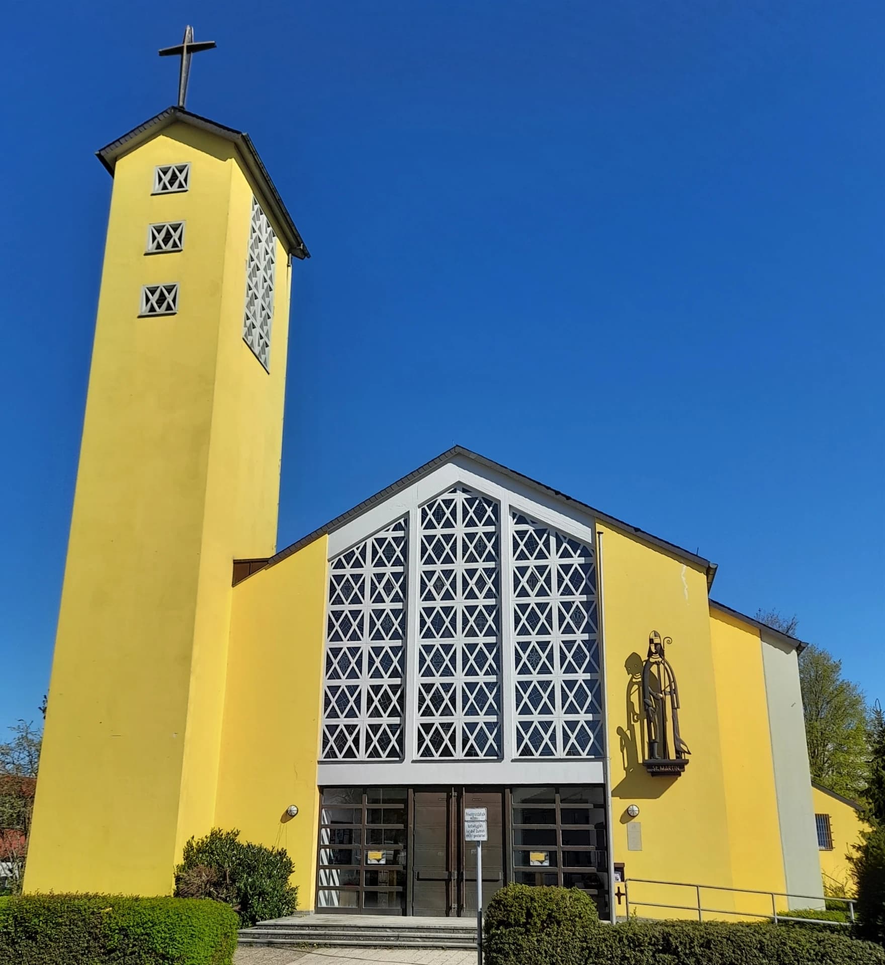 Westansicht der katholischen Kirche St. Martin in Dietzenbach