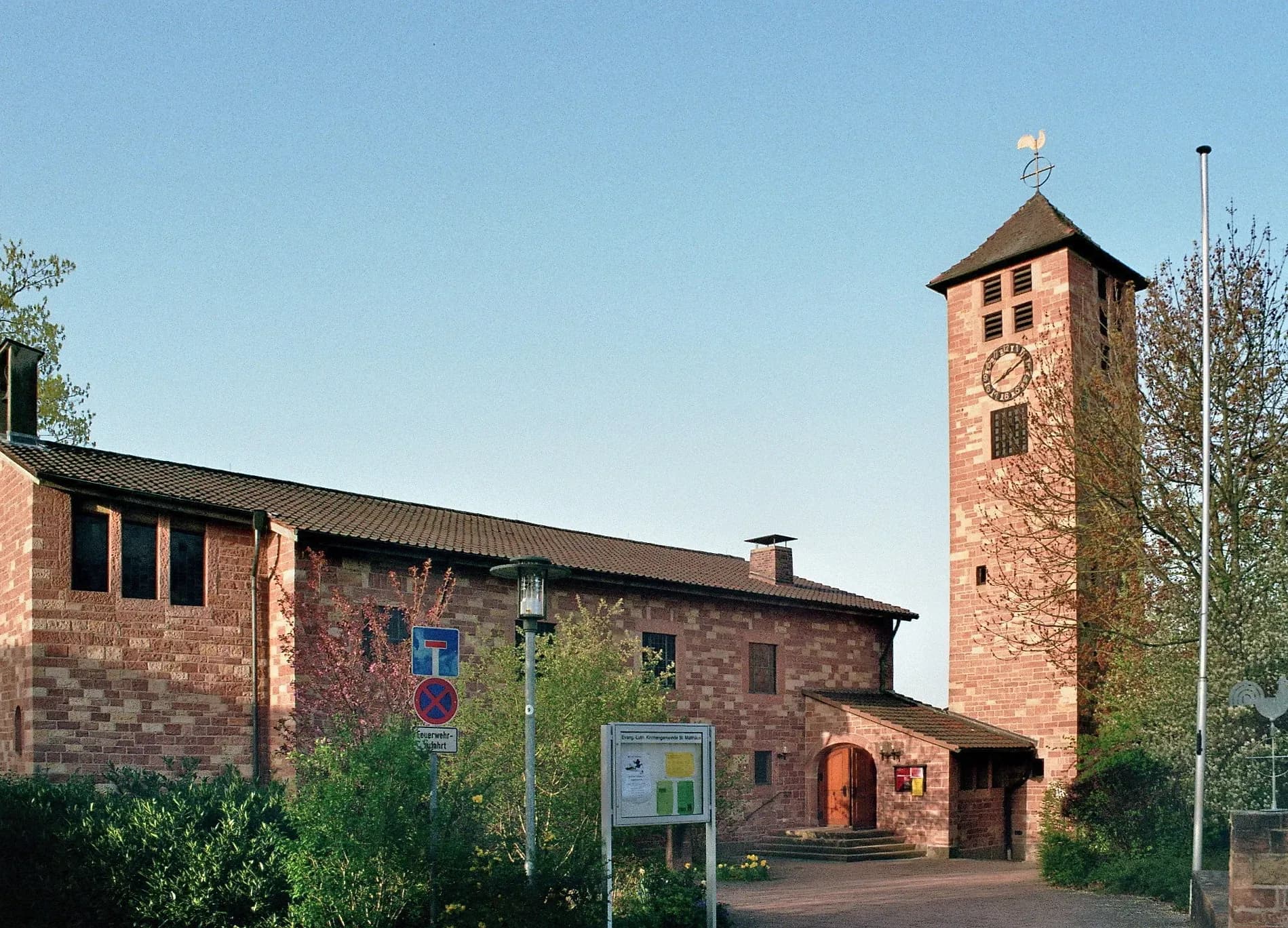 Glockenturm von St. Matthäus in Aschaffenburg-Schweinheim
