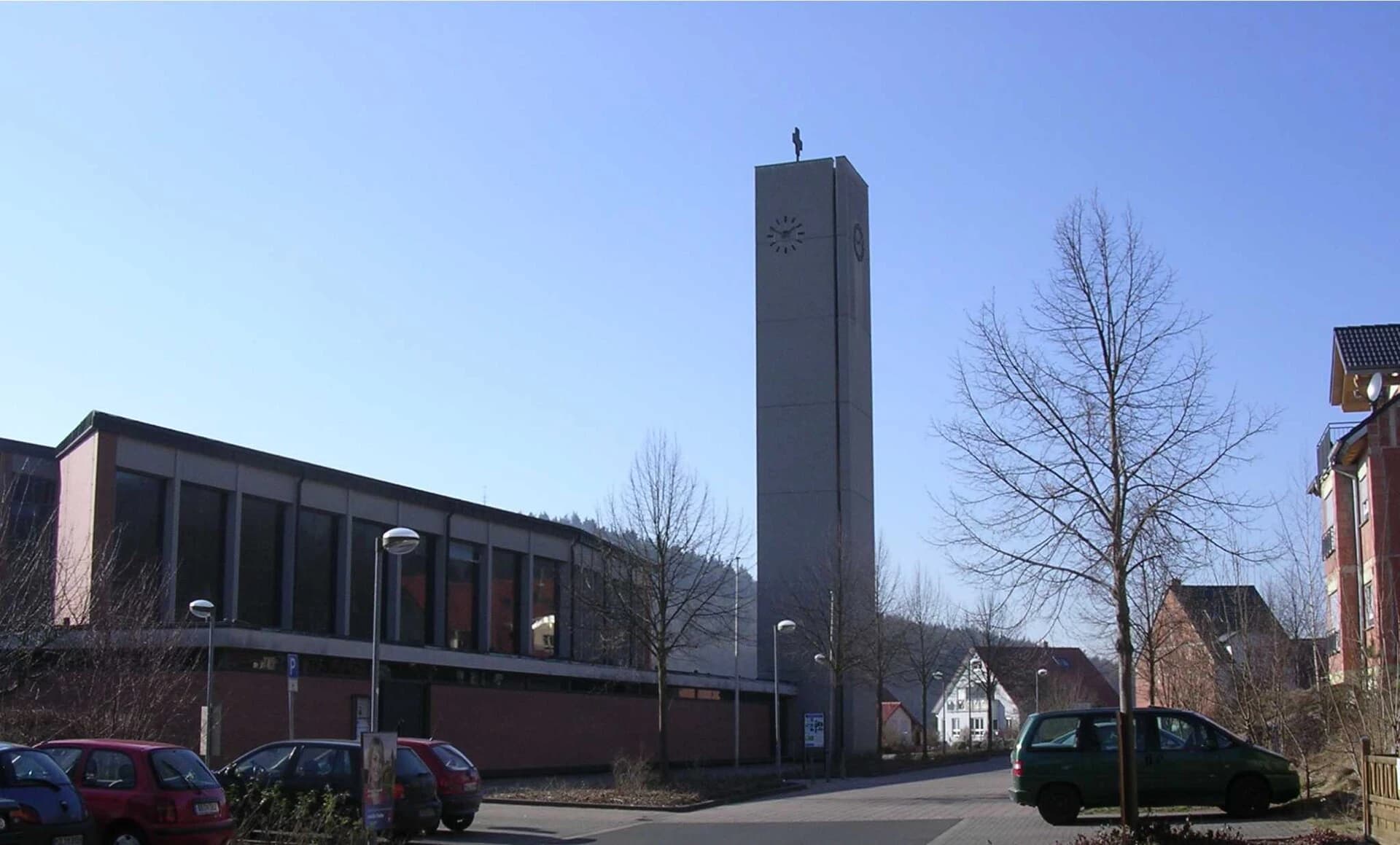 Sankt Matthäus mit Glockenturm von der Glaserstraße in Aschaffenburg-Gailbach