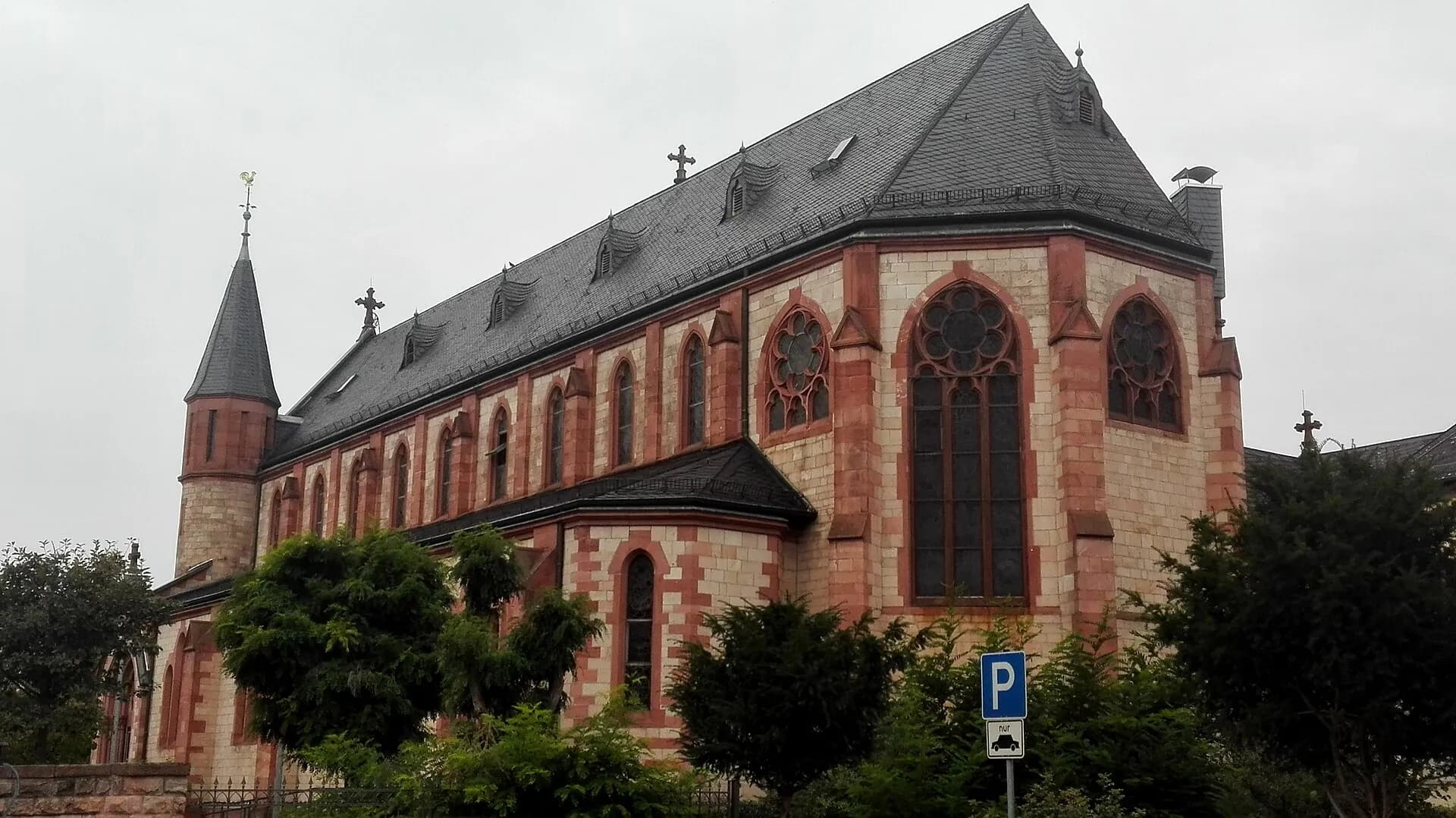 St. Matthias in Rodgau-Nieder-Roden mit Blick auf die Apsis