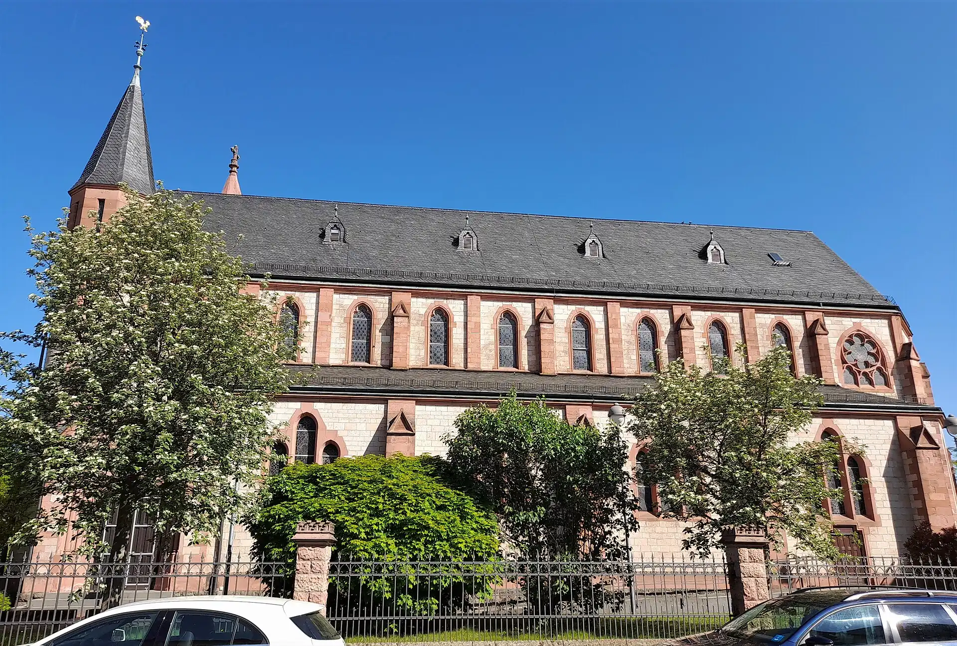 Kirchenschiff von St. Matthias von der Straße in Rodgau-Nieder-Roden