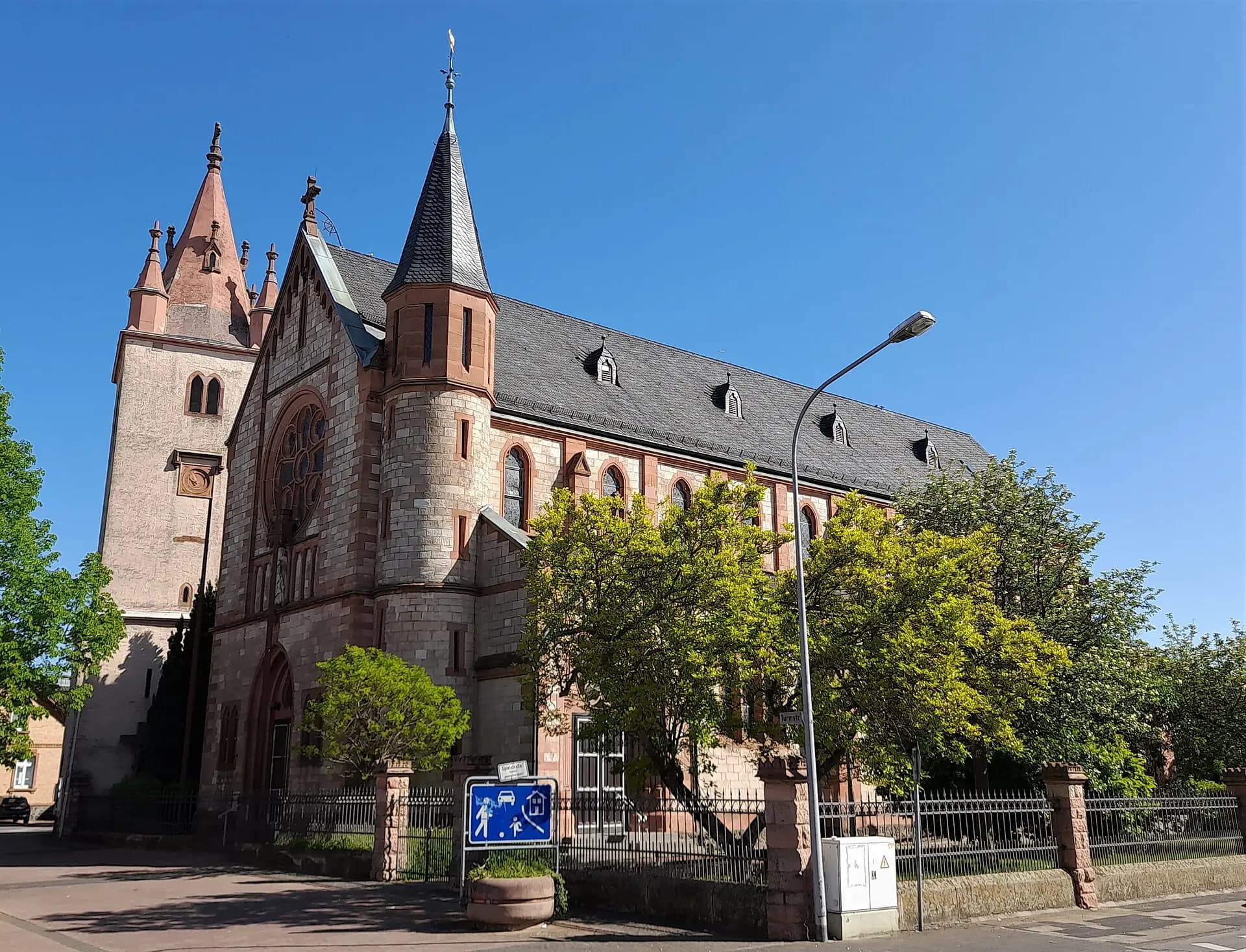 Südansicht von St. Matthias in Rodgau-Nieder-Roden