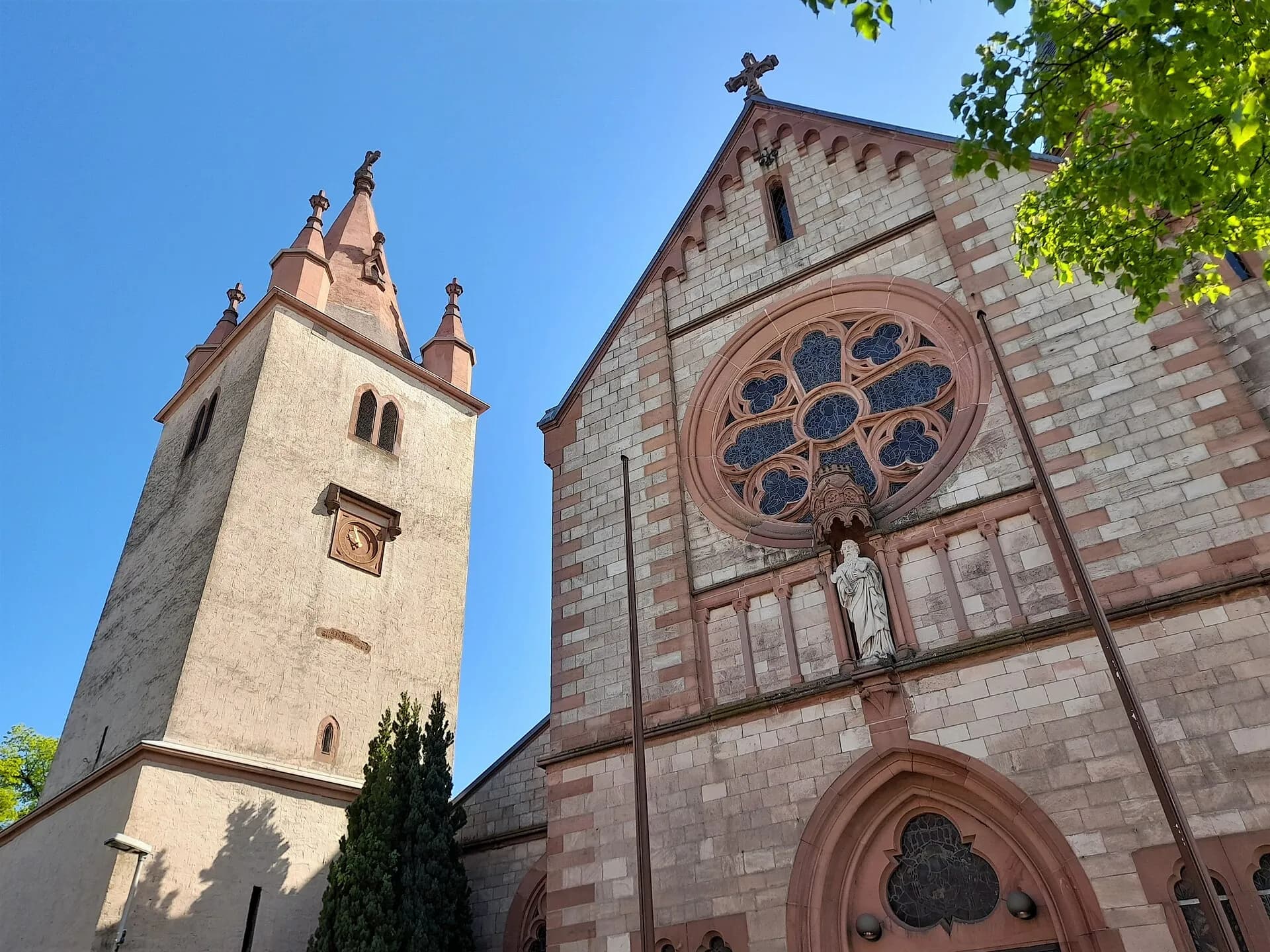 Turm und Westfassade von St. Matthias in Rodgau-Nieder-Roden