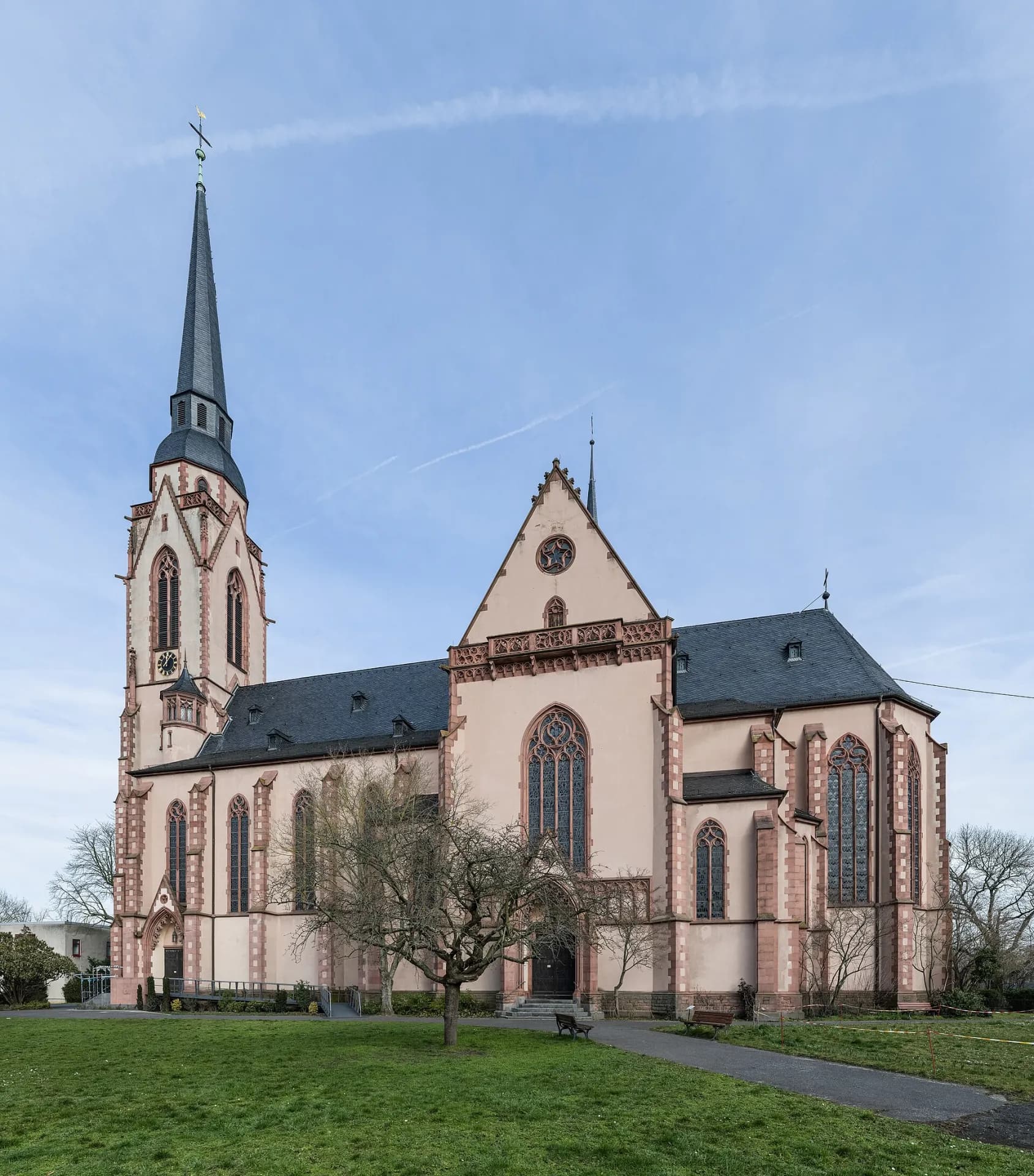 Kirche St. Mauritius von Süden in Frankfurt Schwanheim