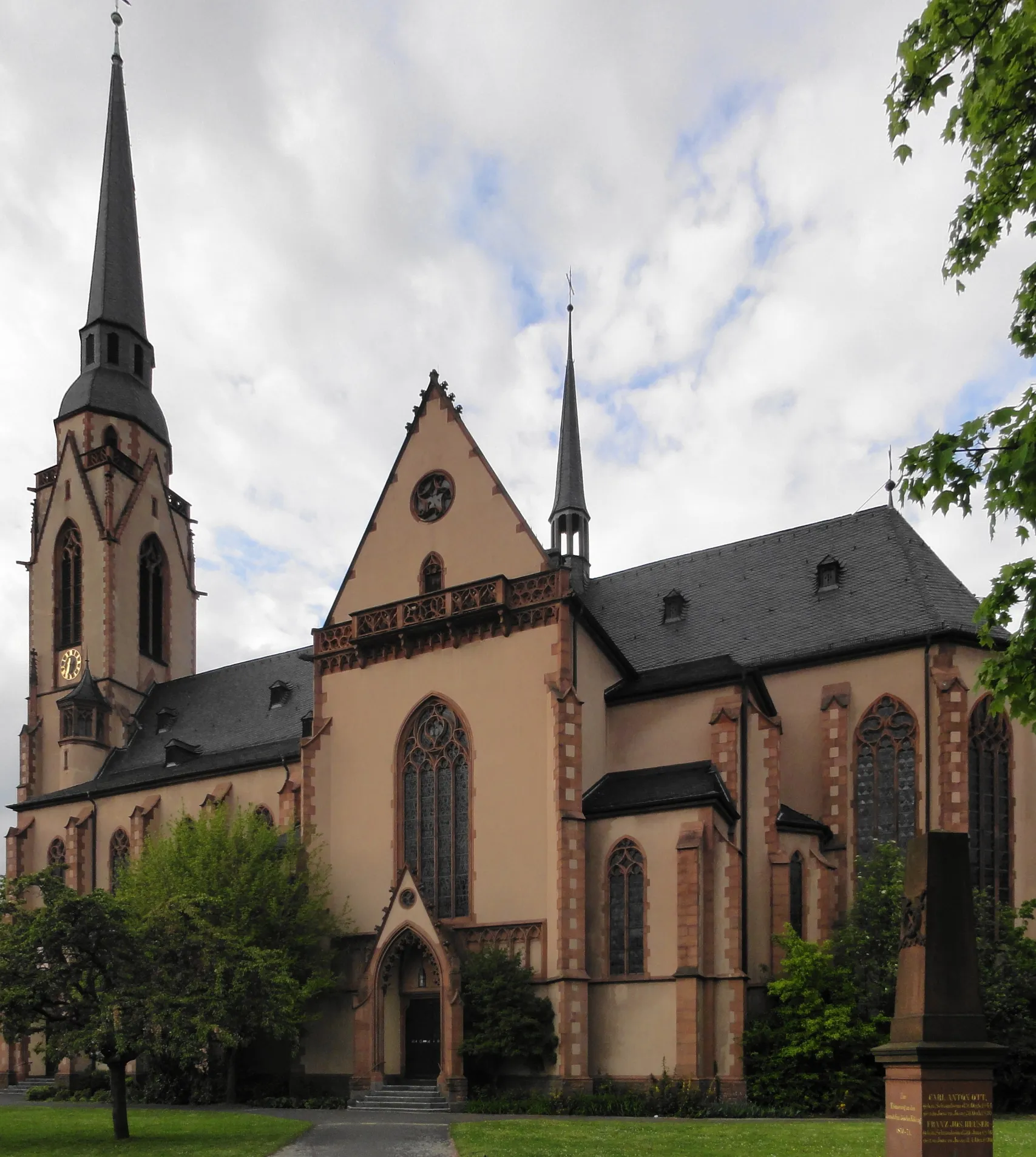 Kirche St. Mauritius von Südosten in Frankfurt Schwanheim