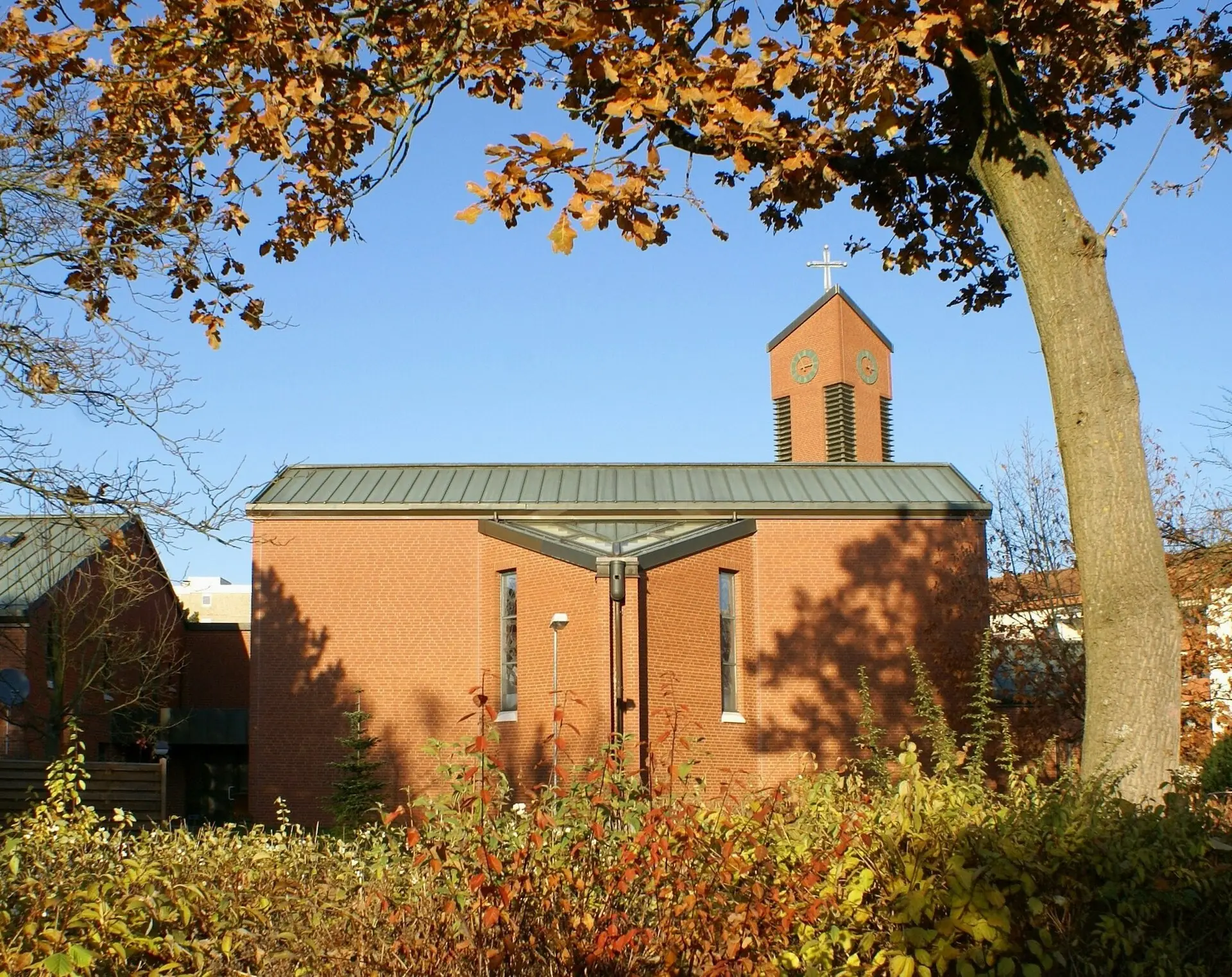 Katholische Kirche St. Michael im Herbst im Ortsteil Niederrodenbach in Rodenbach