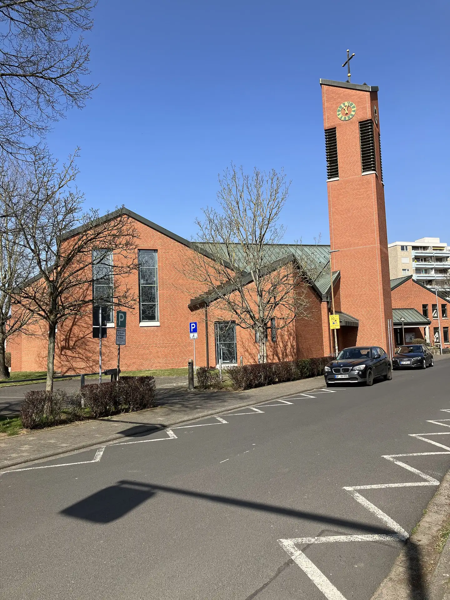 Vorplatz der katholischen Kirche St. Michael im Ortsteil Niederrodenbach in Rodenbach