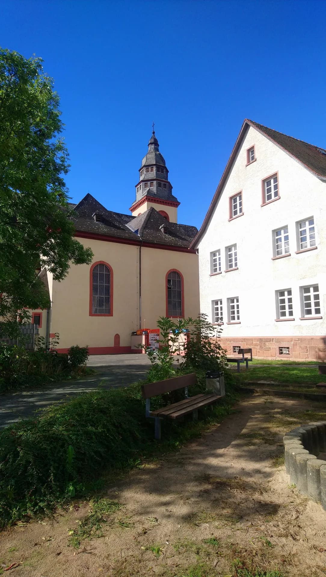Kirche St. Michael mit Pfarrhaus in Münster (Hessen)