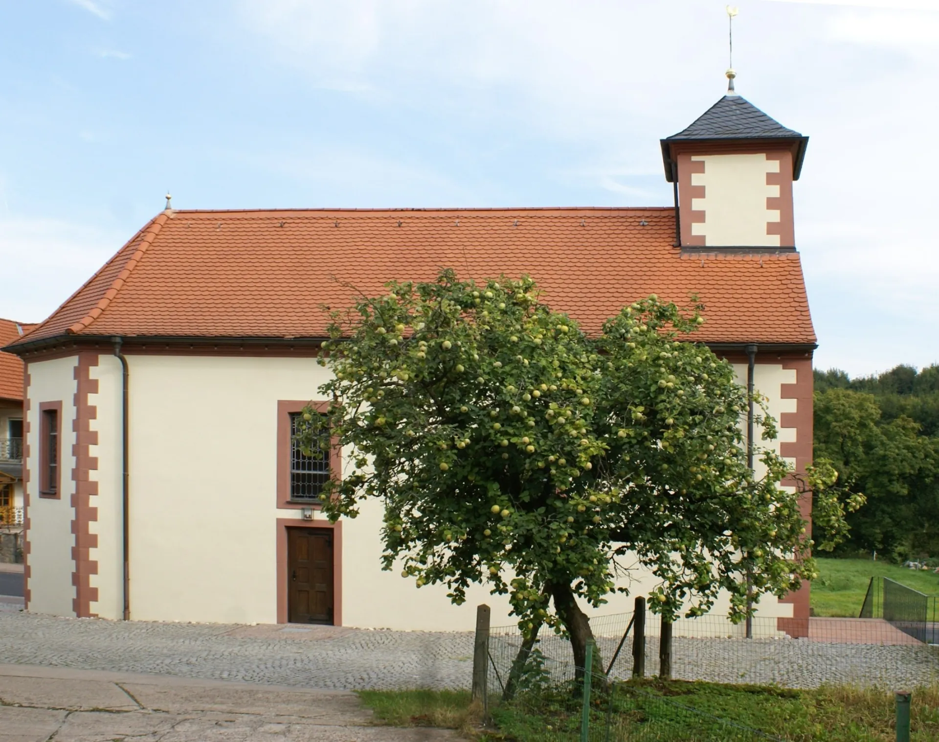 Platz vor der Kirche St. Michael in Schöllkrippen-Schneppenbach