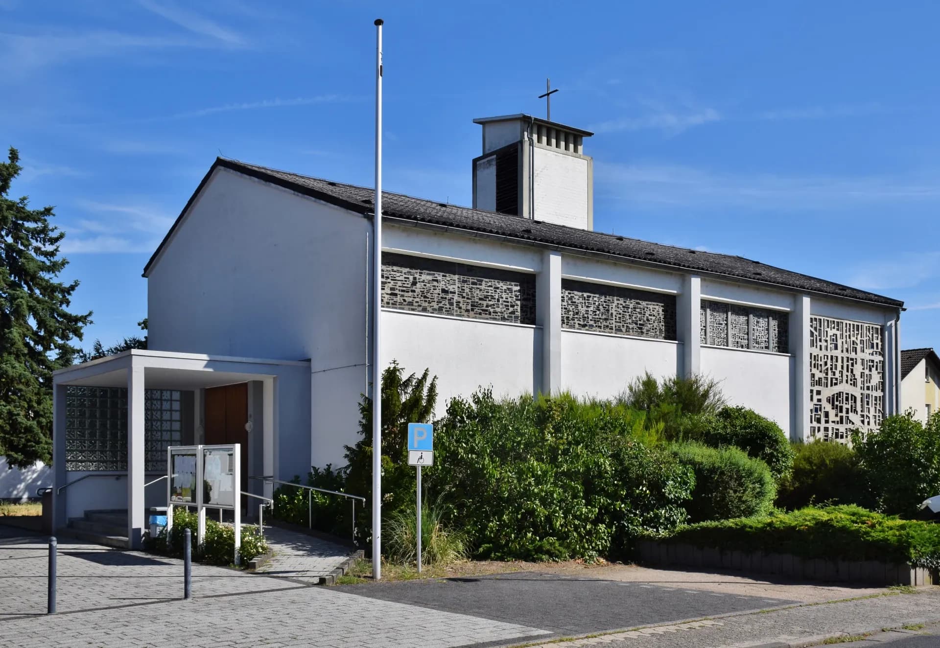 Südansicht der Kirche St. Michael in Rüsselsheim-Bauschheim