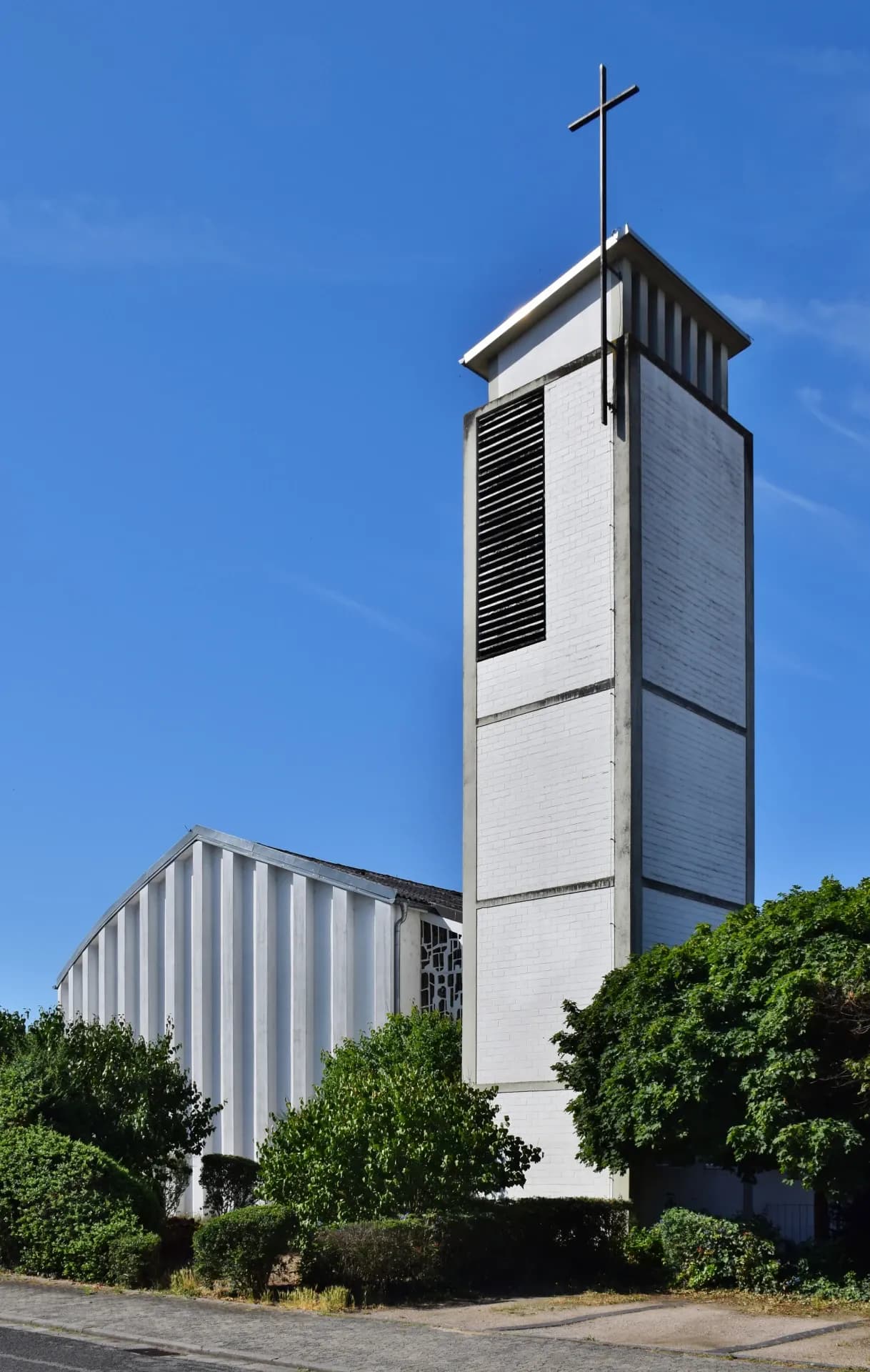 Glockenturm der Kirche St. Michael in Rüsselsheim-Bauschheim