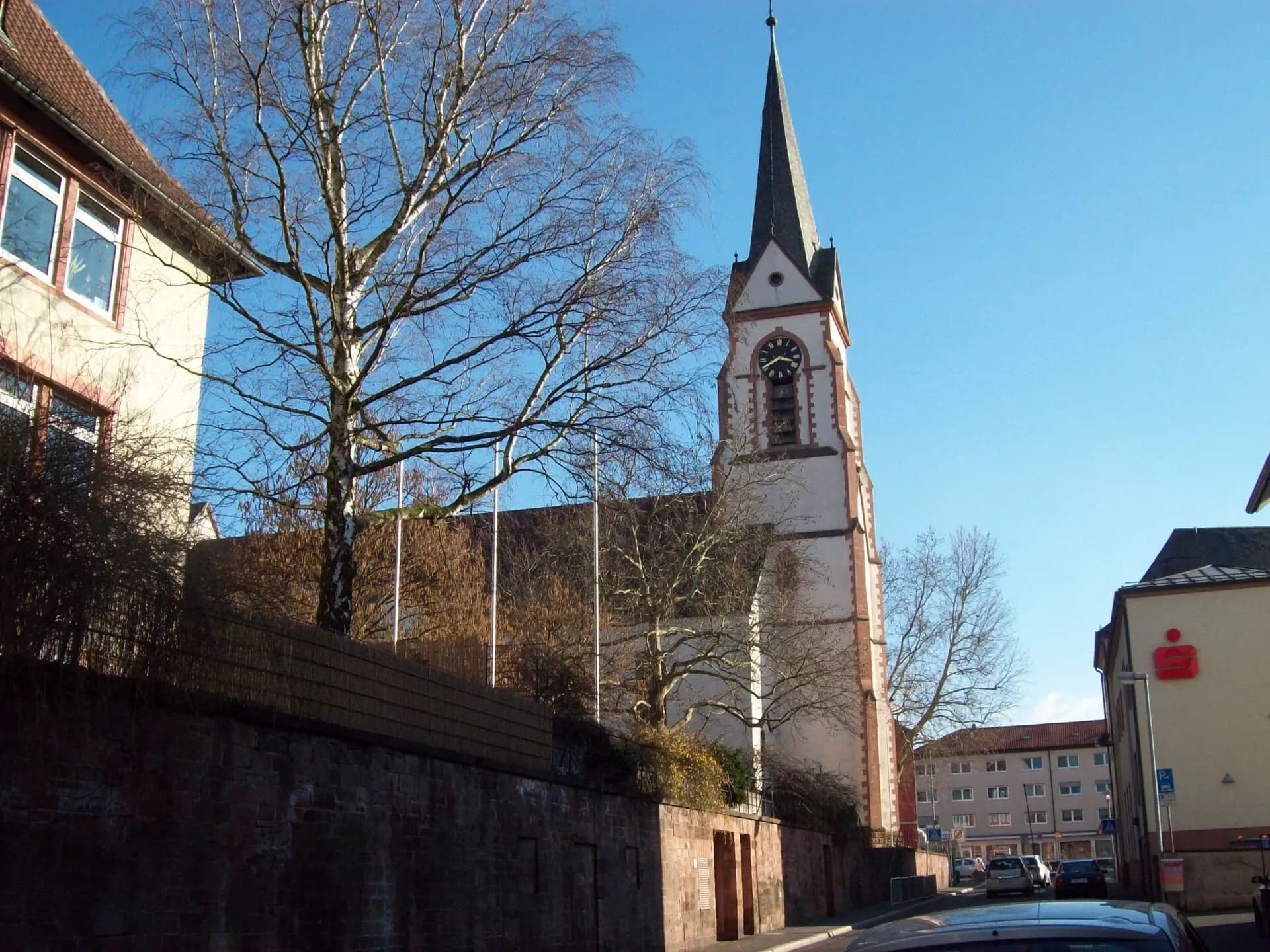 Turm der Pfarrkirche St. Michael in Aschaffenburg-Damm