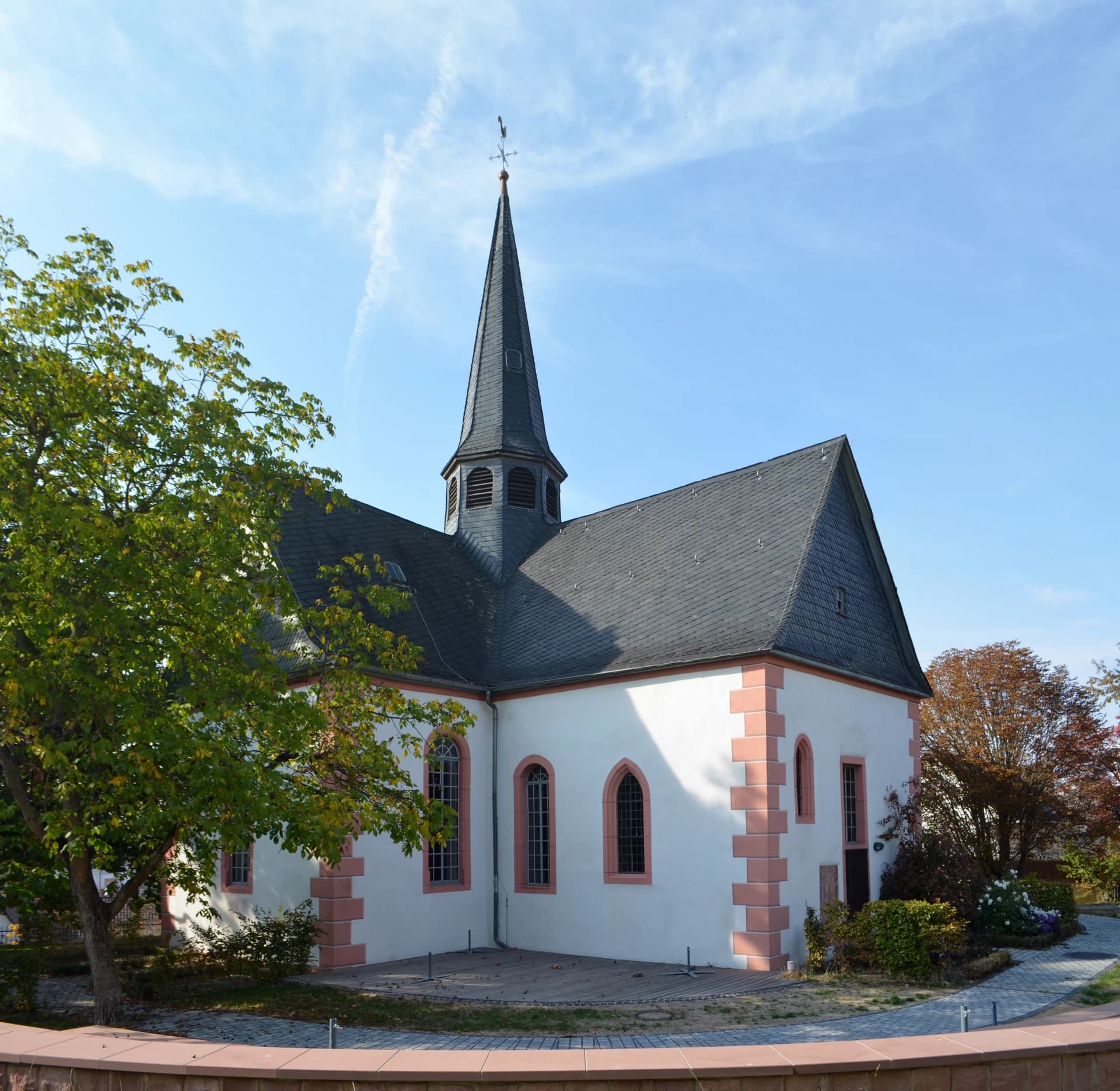Südseite der St.-Michaelis-Kirche in Klein-Karben, Karben